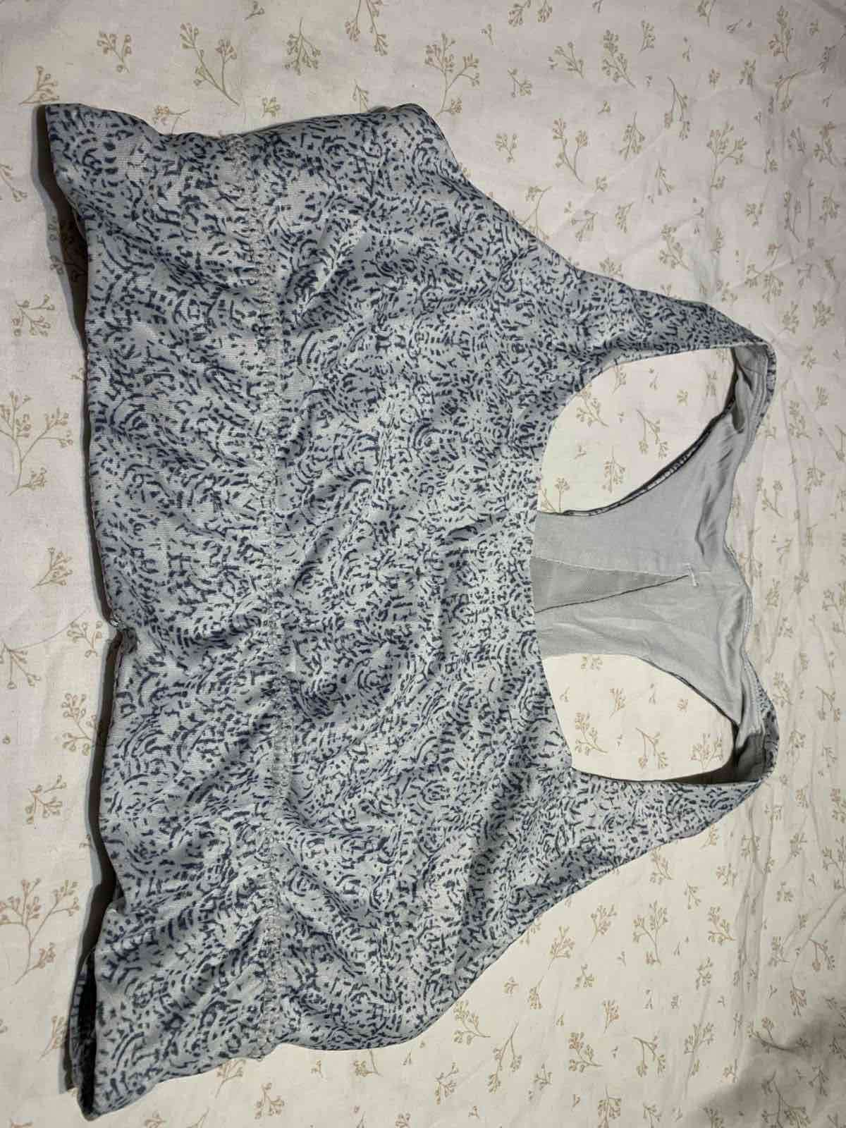 Top deportivo gris con estampado