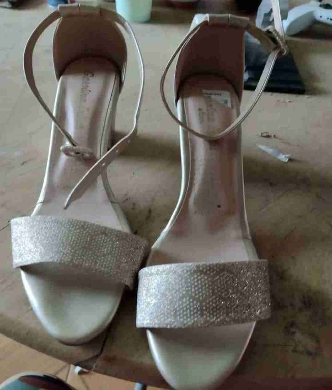 Sandalias de tacón doradas