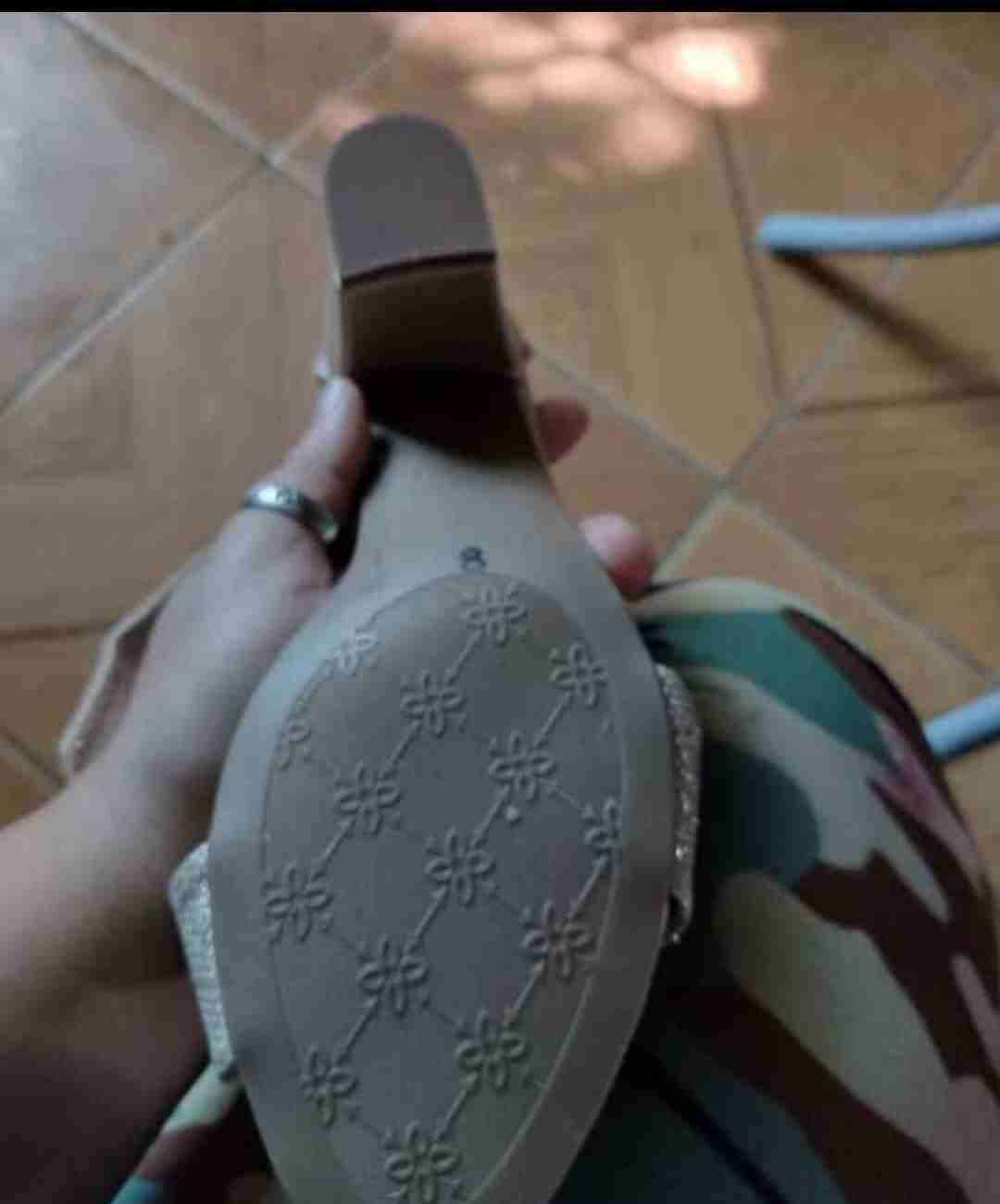 Sandalias de tacón doradas - miniatura 4