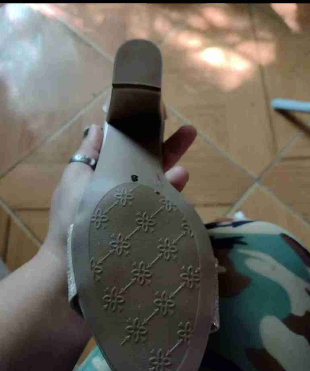 Sandalias de tacón doradas - miniatura 5