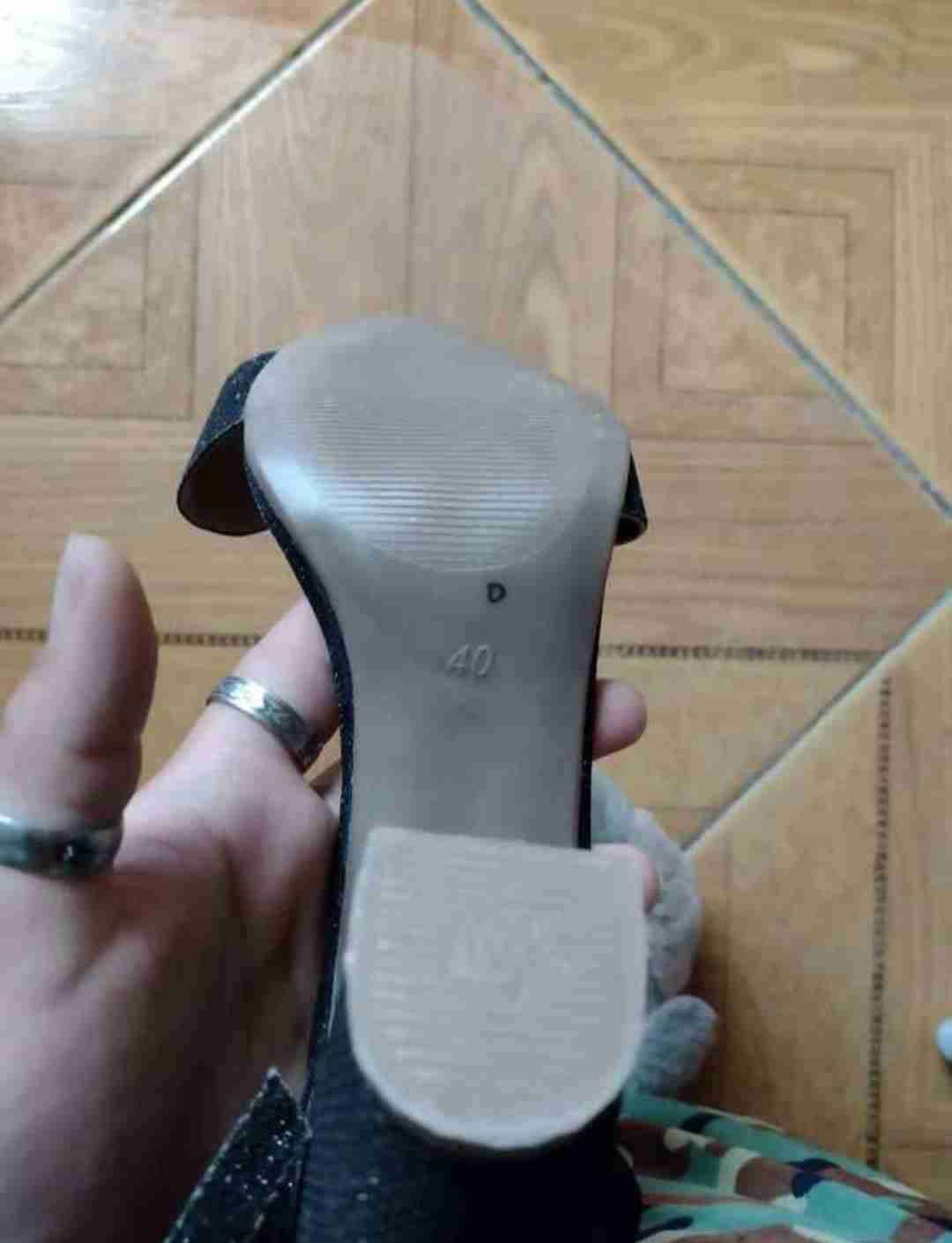 Zapato de tacón negras brillantes - miniatura 2