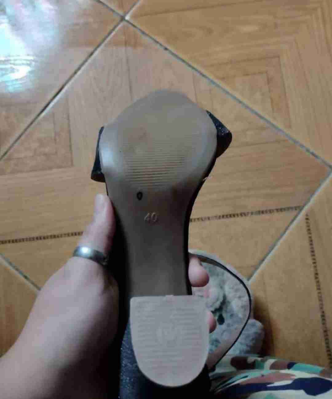 Zapato de tacón negras brillantes - miniatura 3