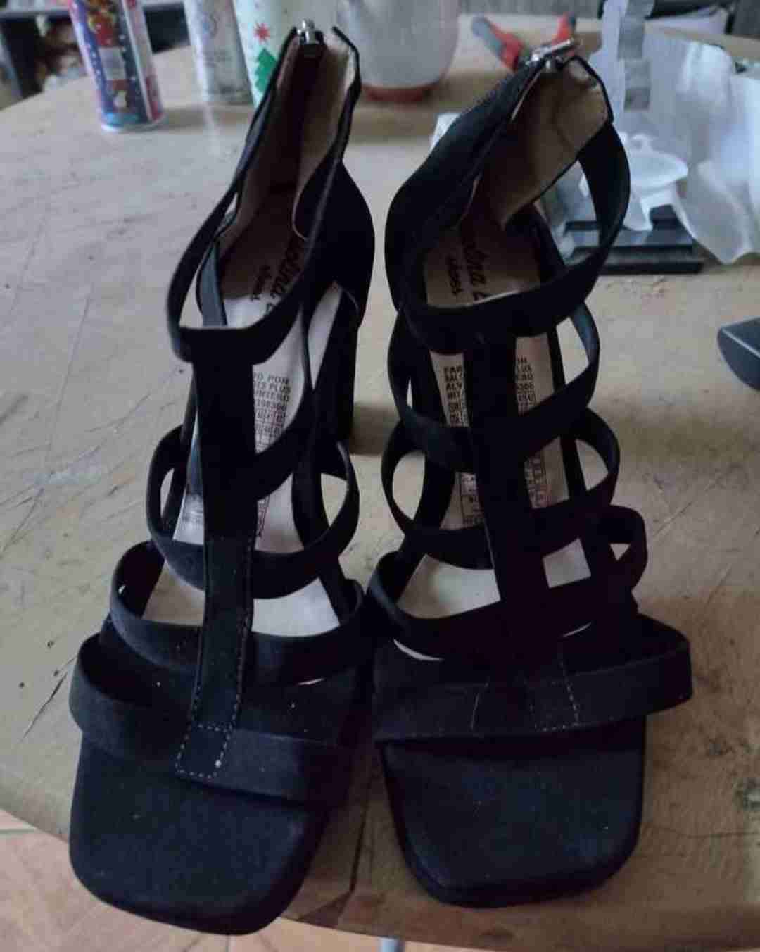Sandalias negras con tacón alto