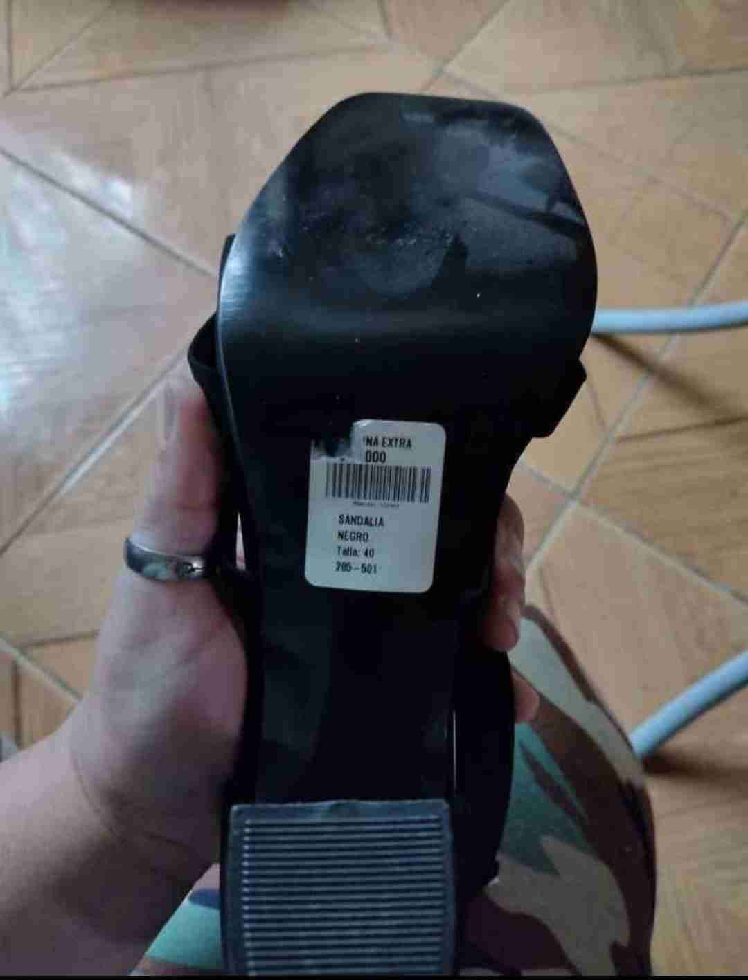 Sandalias negras con tacón alto - miniatura 2