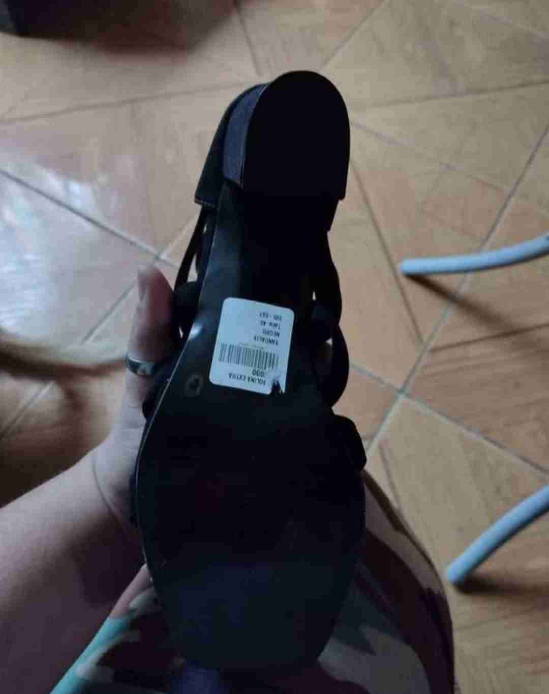 Sandalias negras con tacón alto - miniatura 3