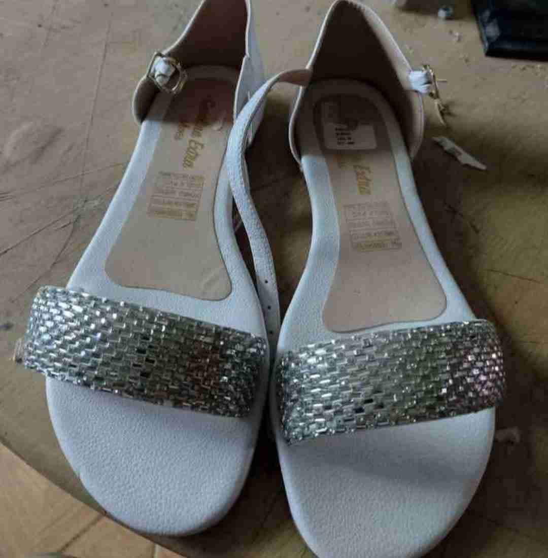Sandalias blancas con detalles brillantes