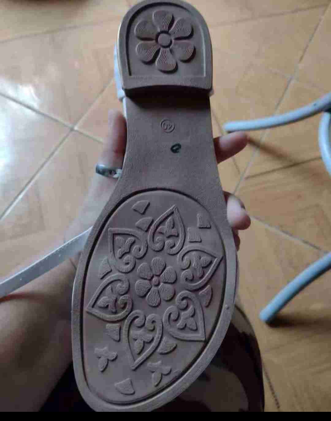 Sandalias blancas con detalles brillantes - miniatura 2