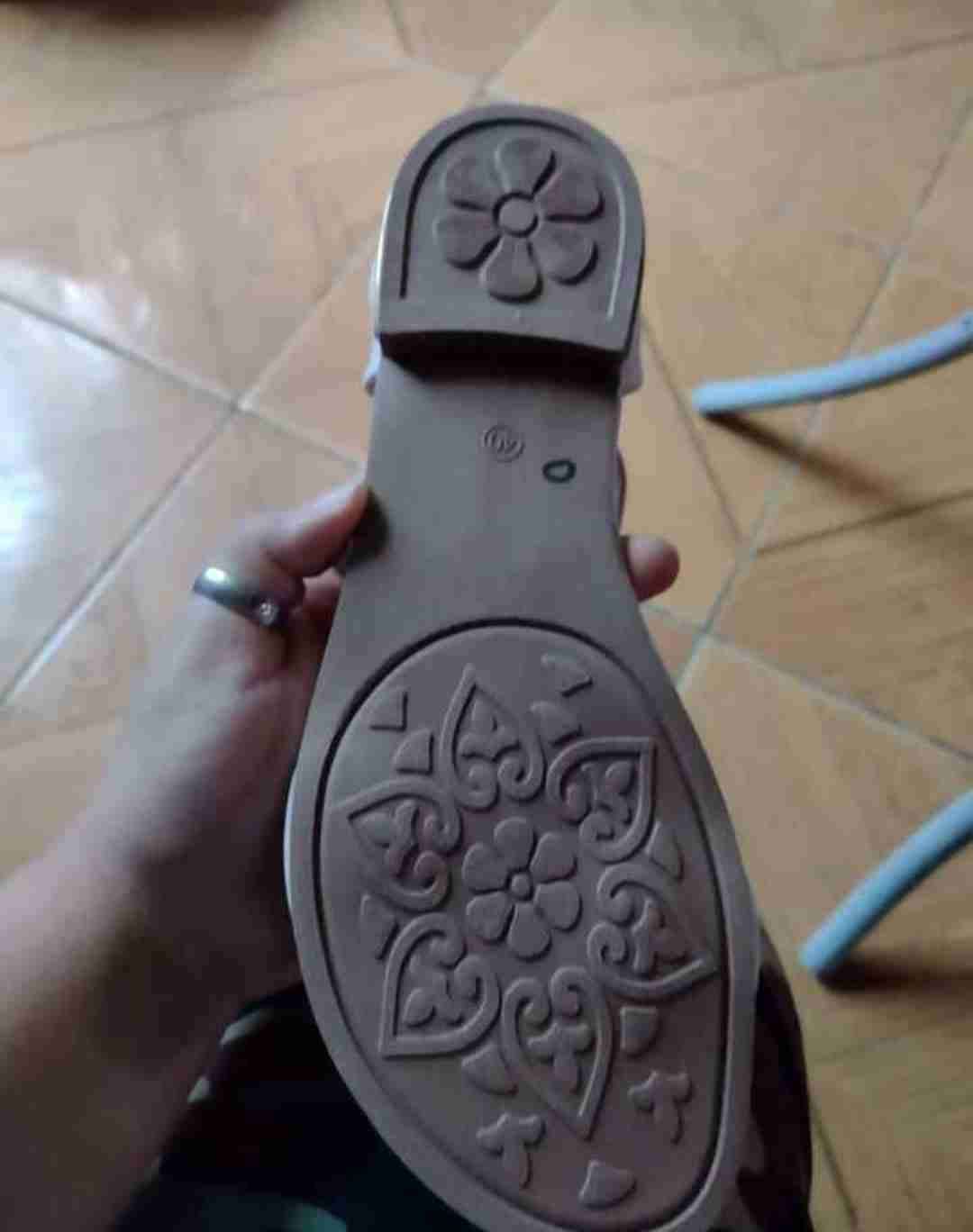 Sandalias blancas con detalles brillantes - miniatura 3