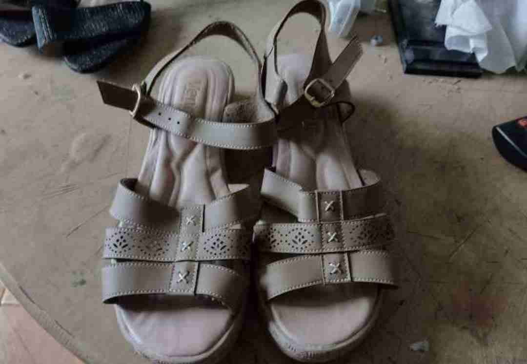 Sandalias beige con hebilla