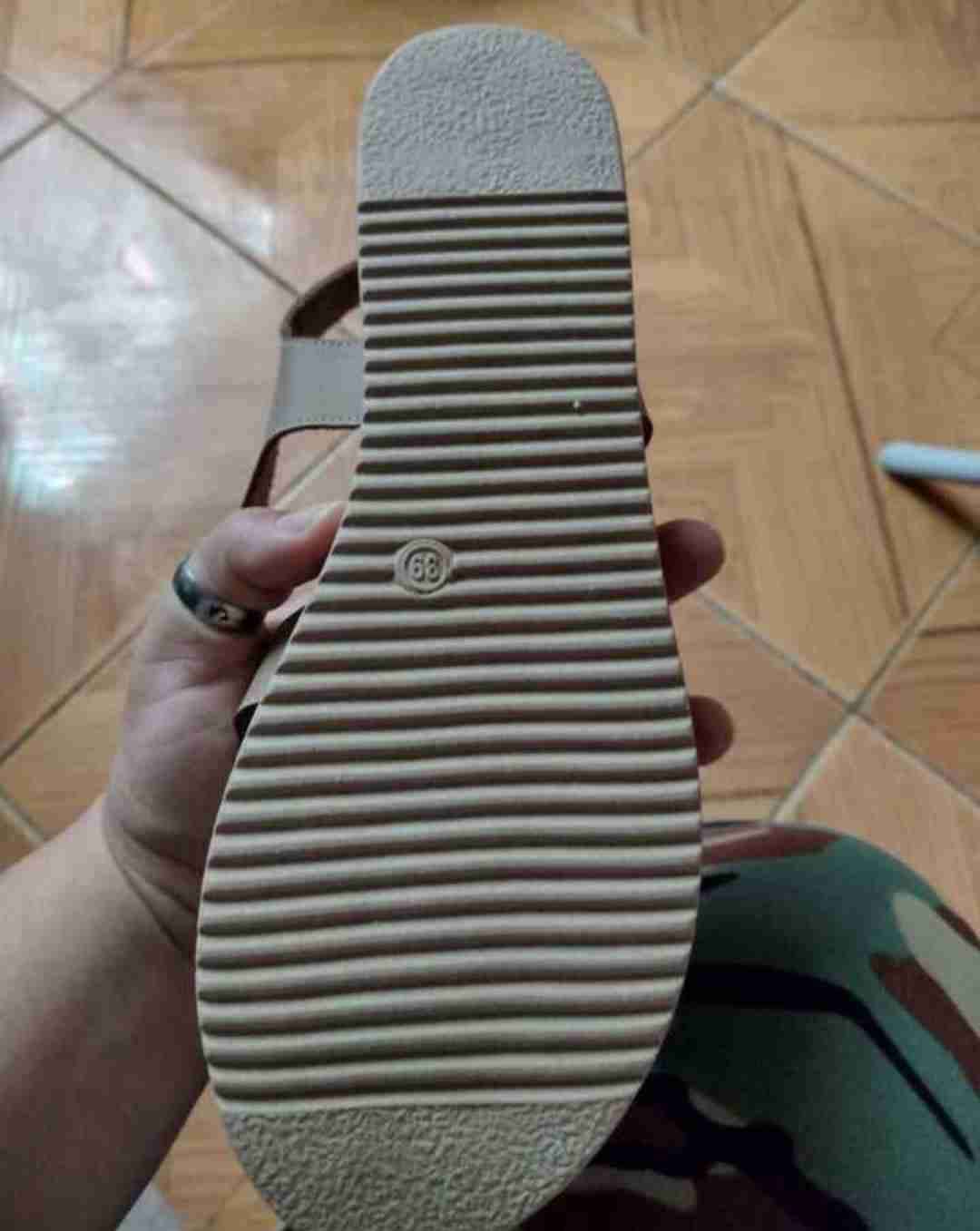 Sandalias beige con hebilla - miniatura 2