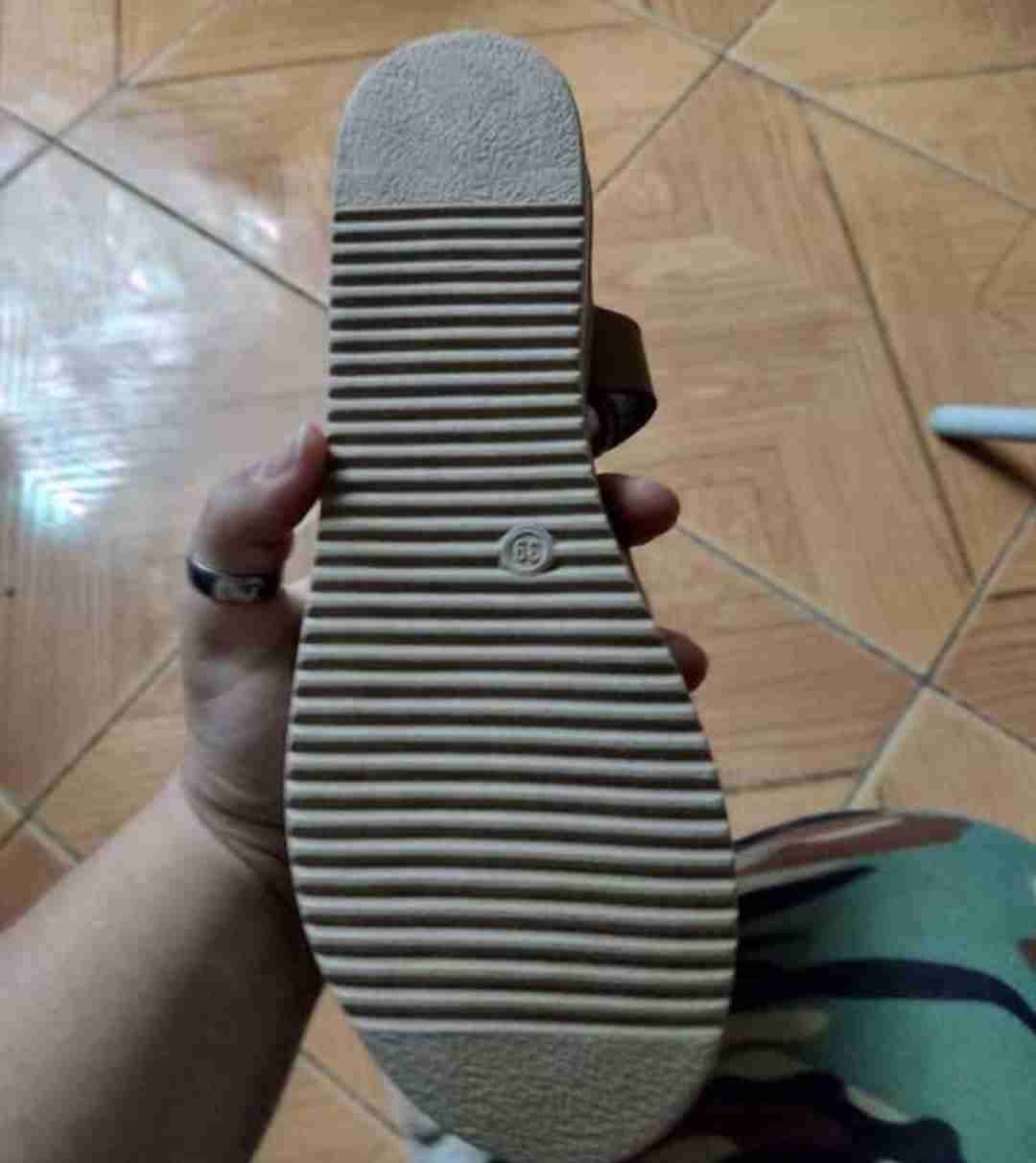 Sandalias beige con hebilla - miniatura 3