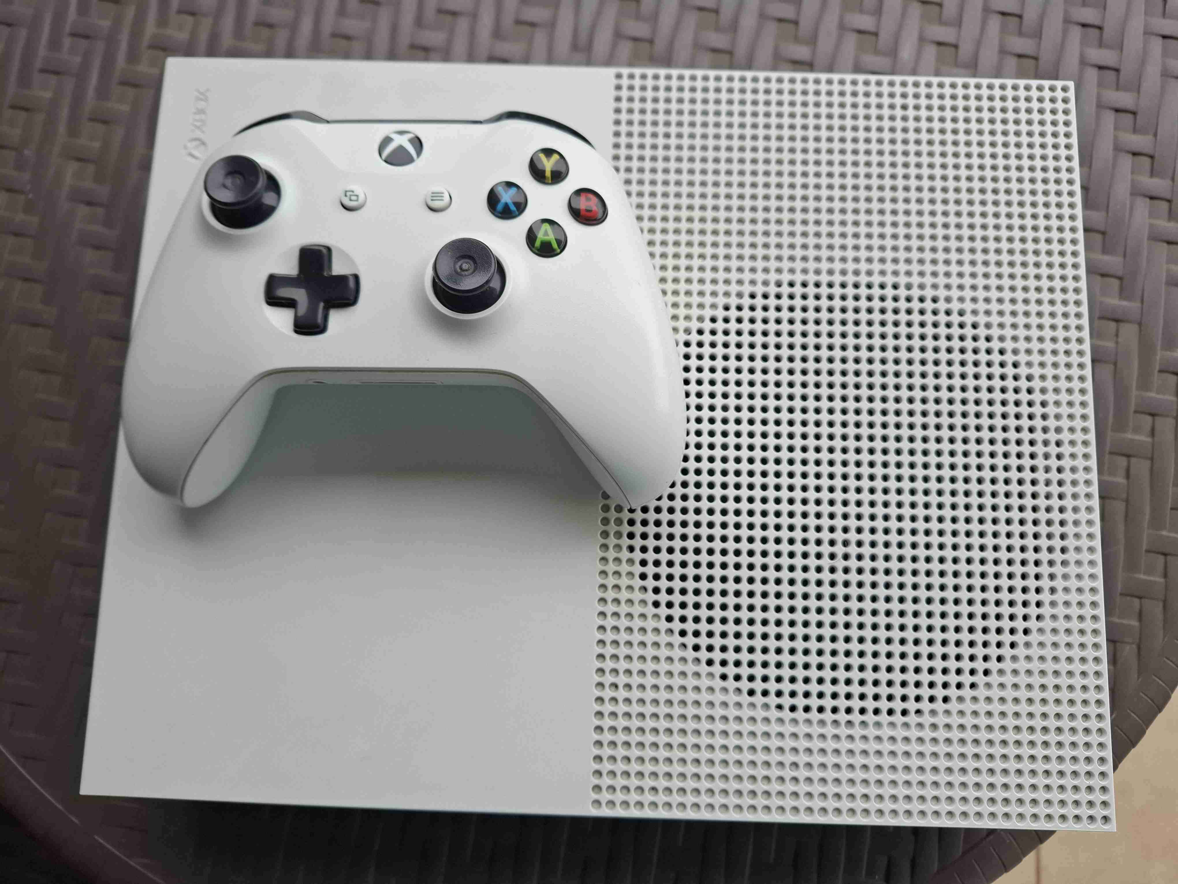 Xbox One S con control blanco y Cronuz zen - miniatura 3