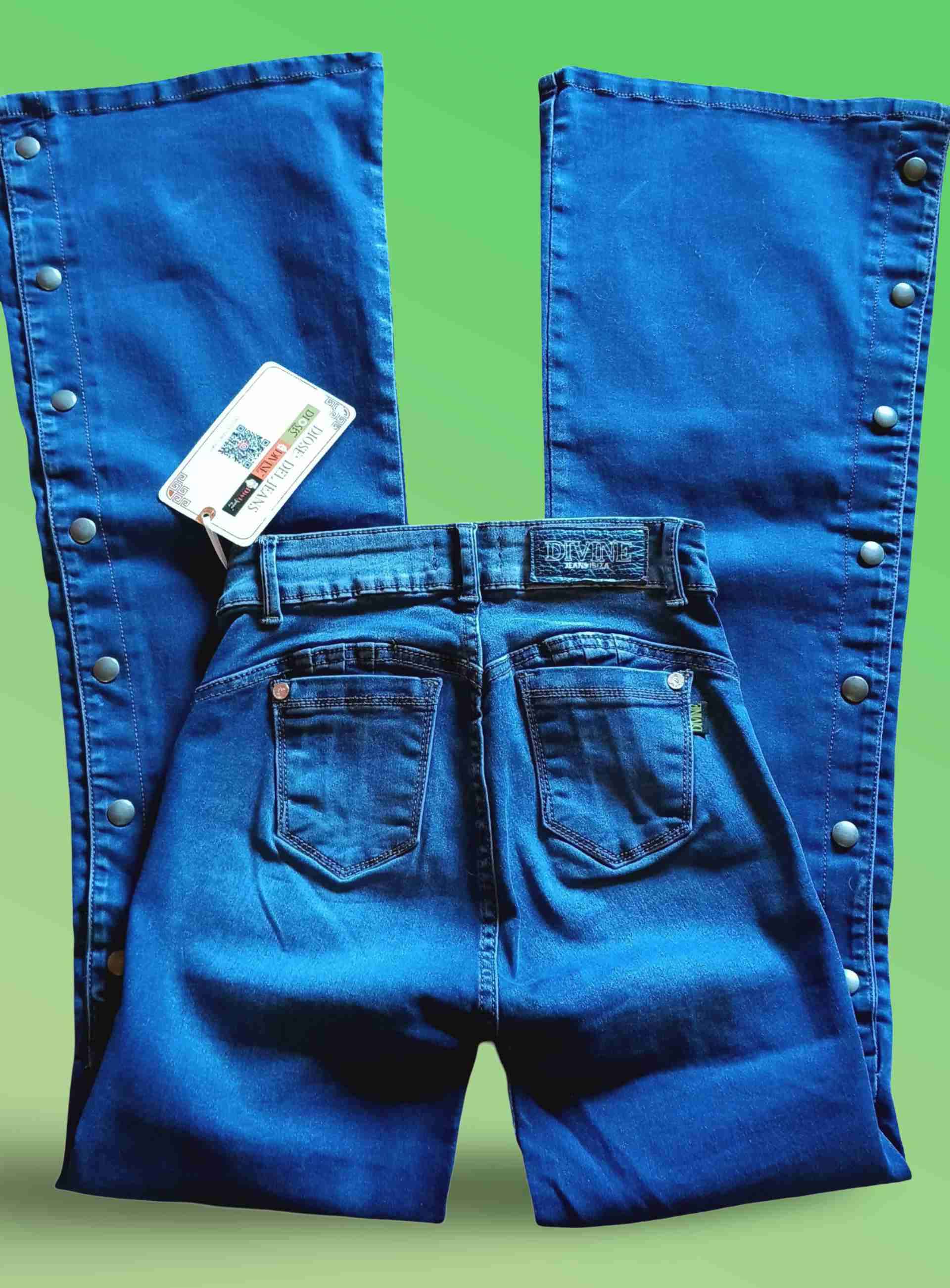 Jeans azul con botones laterales