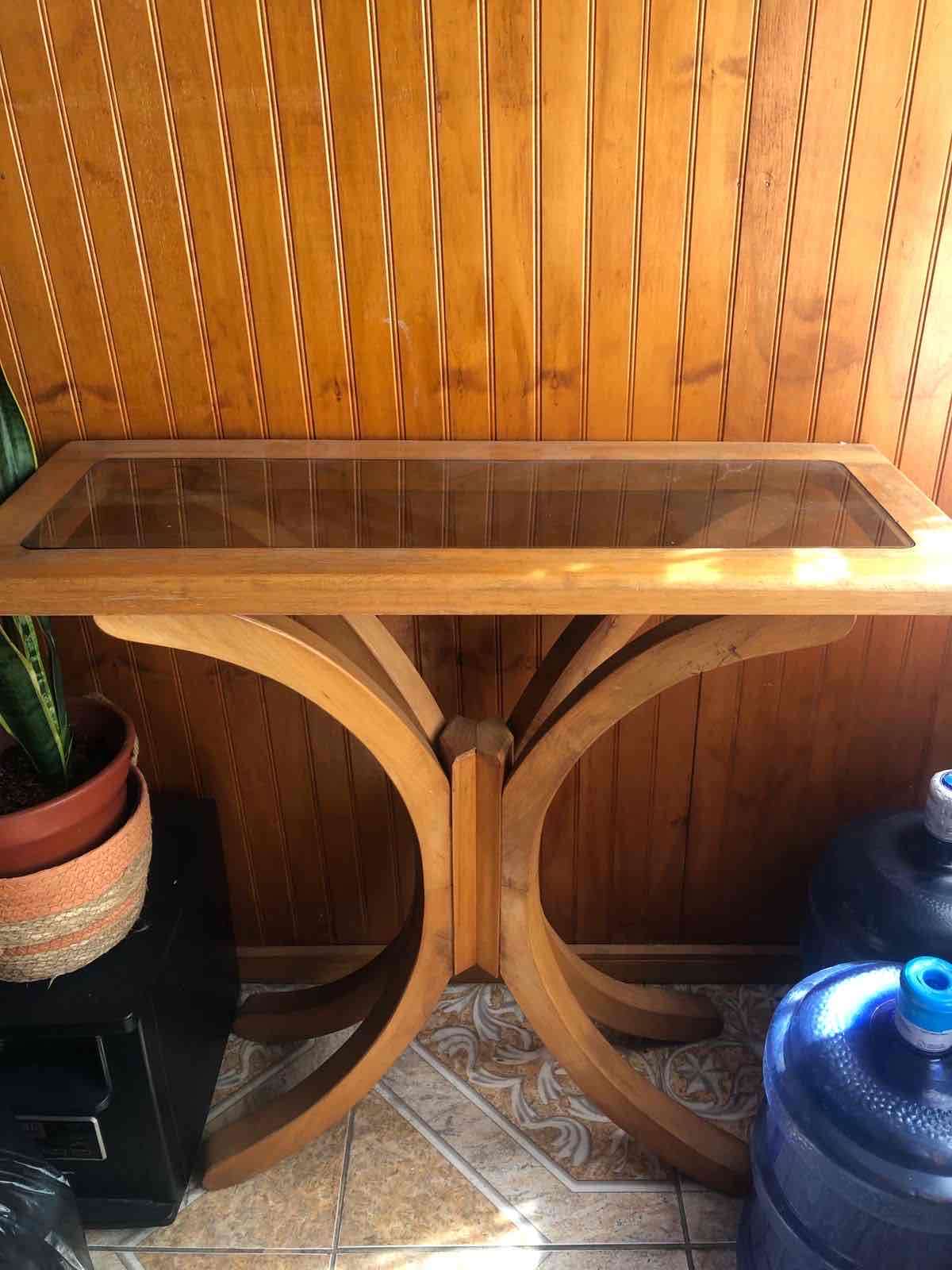 Mesa de arrimo de madera con vidrio