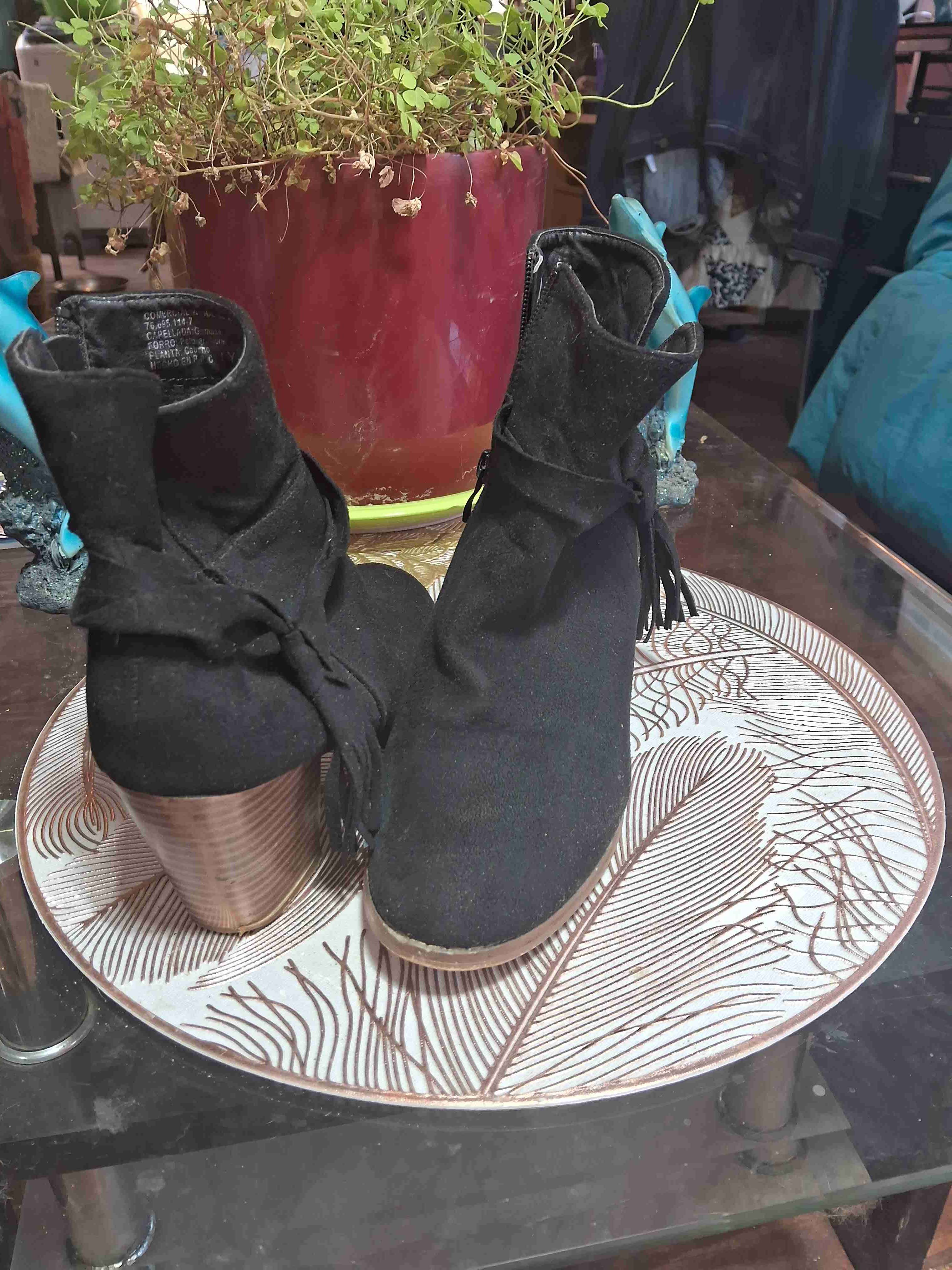 Botines negros con taco madera