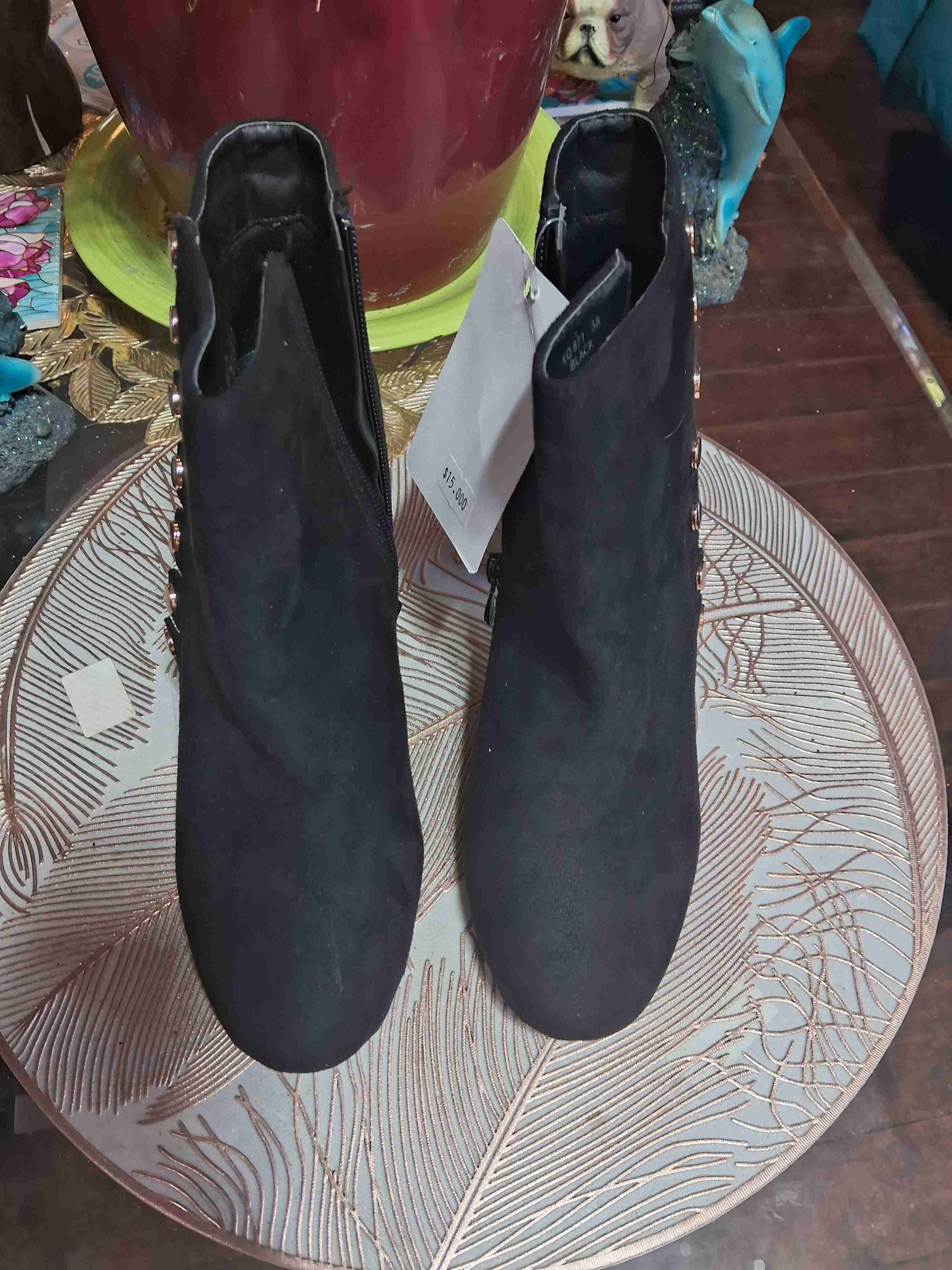 Botines negros con tachas