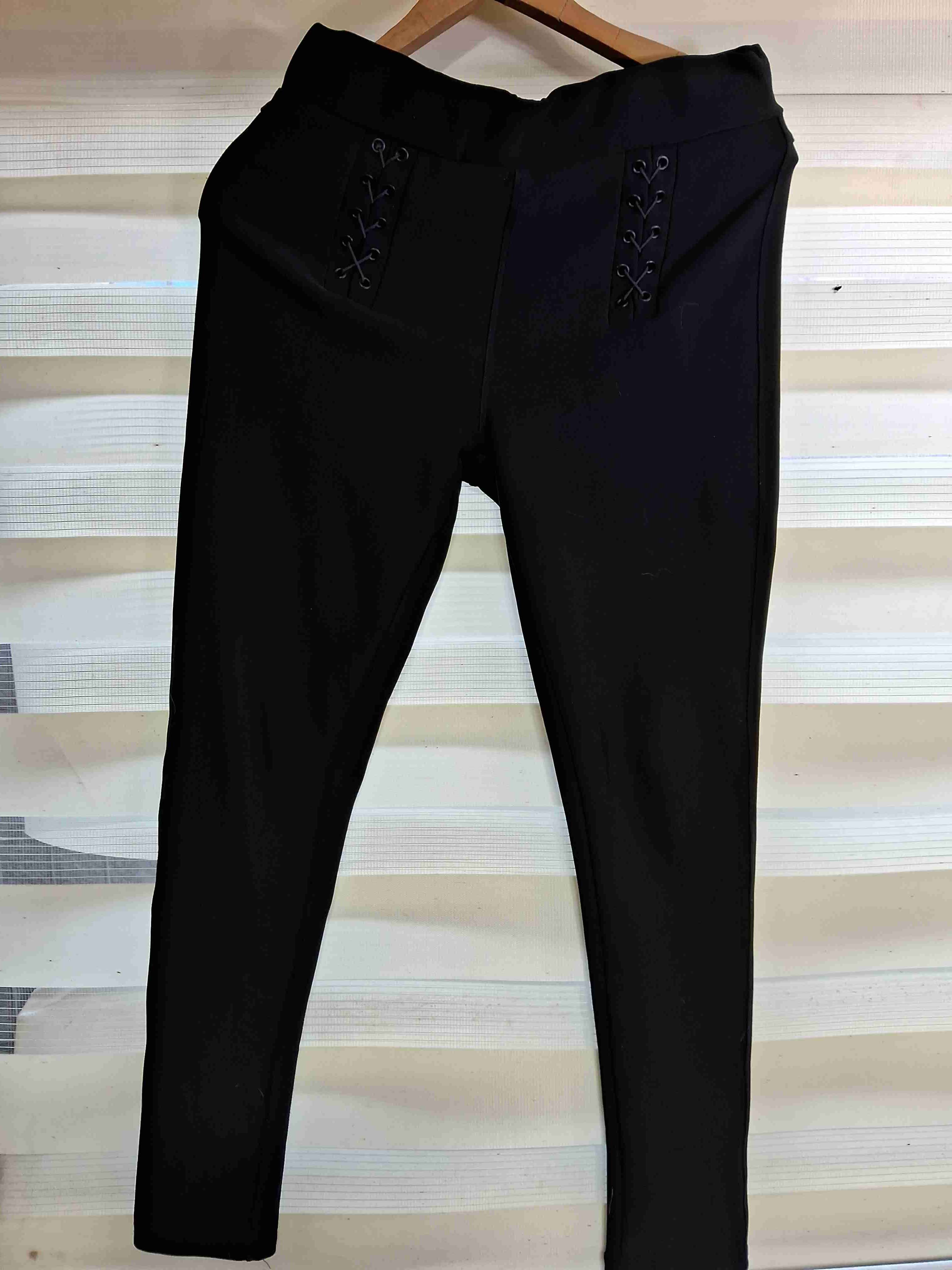 Leggings negros con detalle de cintas