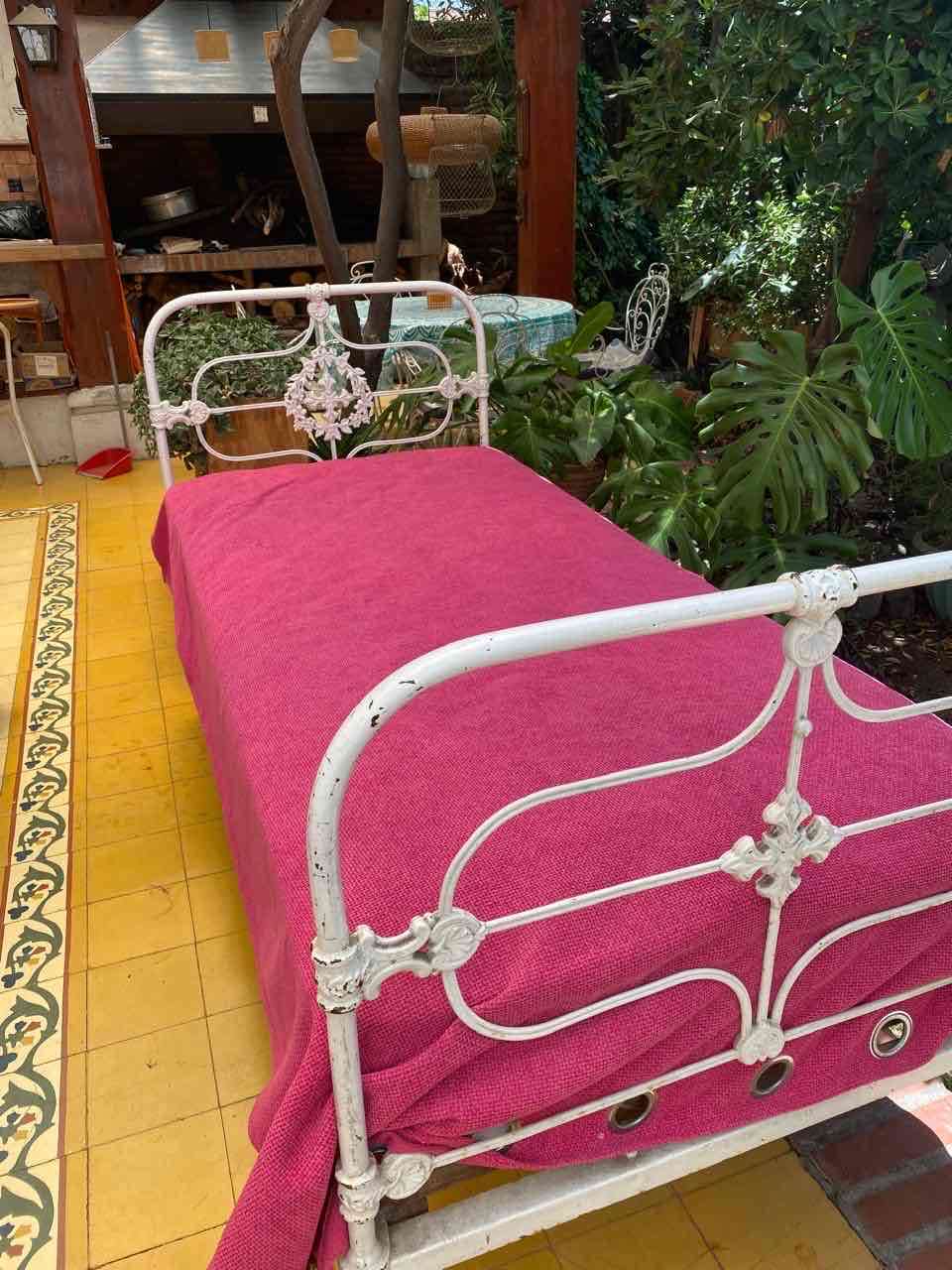 Cama de hierro antigua - 2