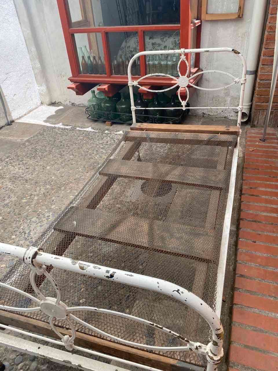 Cama de hierro antigua - 3