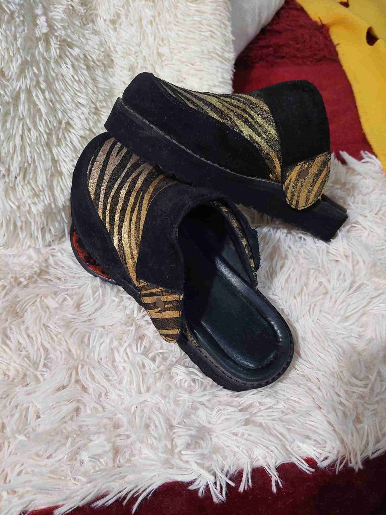 Zapatillas negras con dorado - miniatura 2