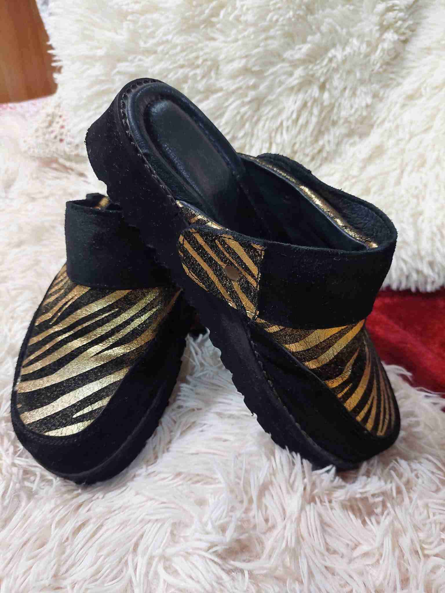 Zapatillas negras con dorado - miniatura 3