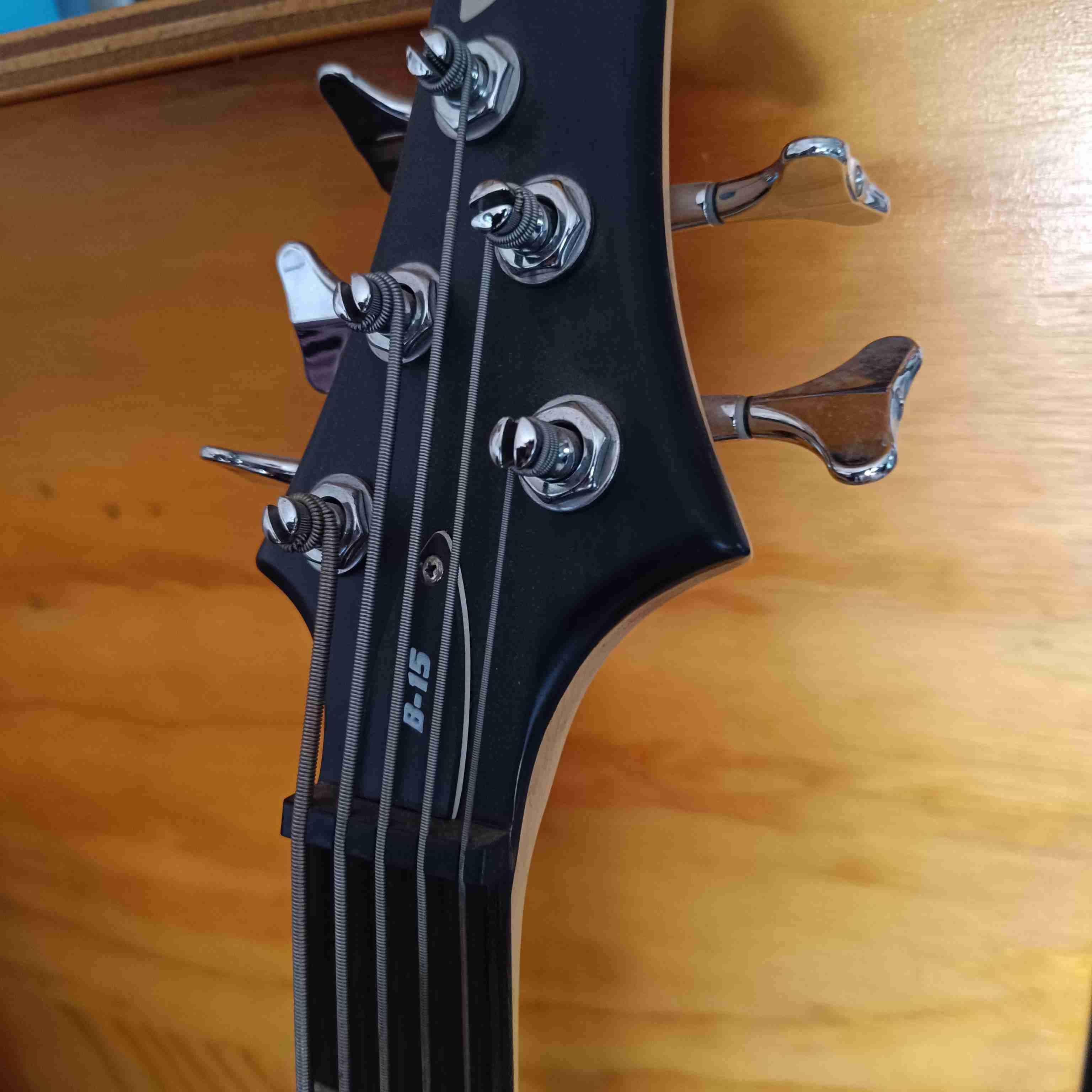 Bajo eléctrico LTB B-15 de 5 cuerdas - miniatura 3