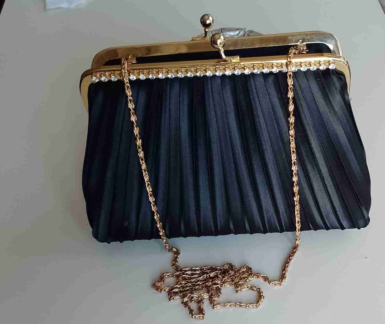 Cartera de noche negra elegante