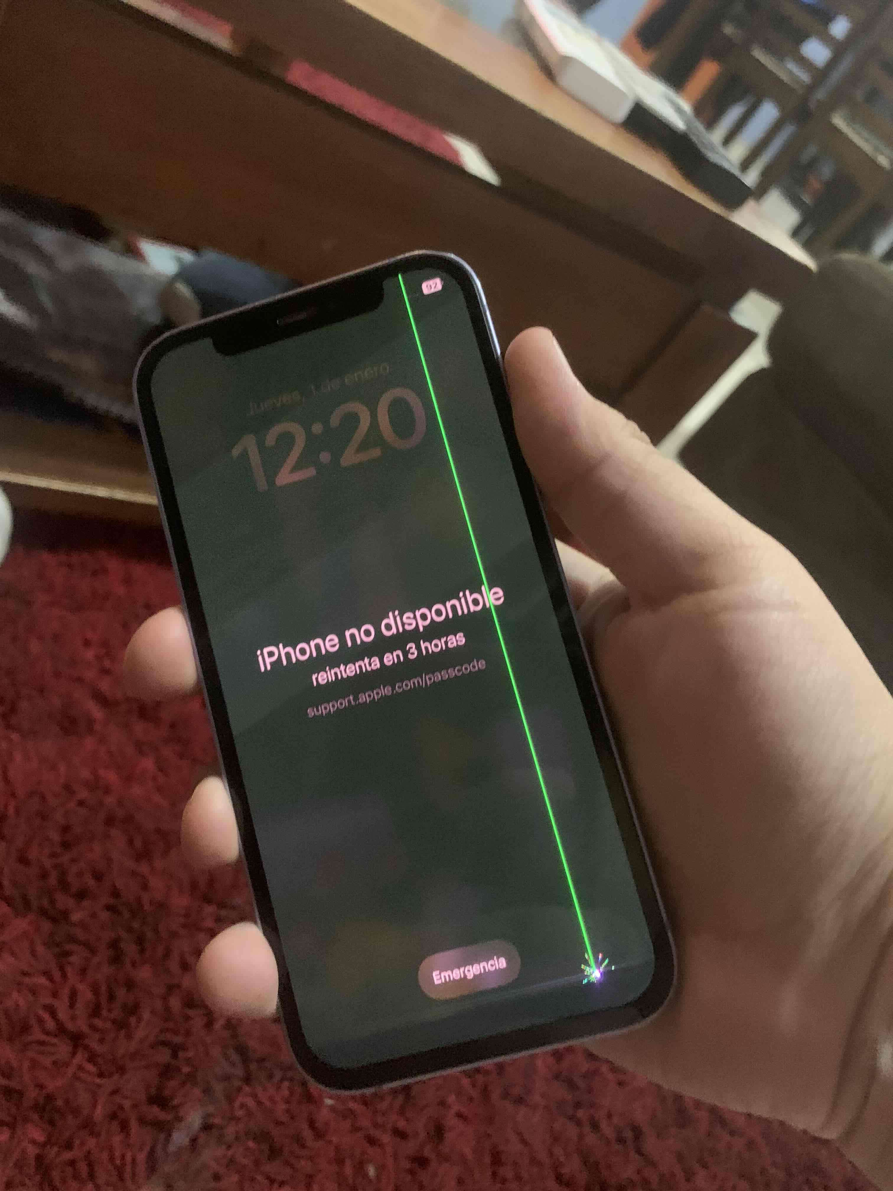 iPhone con pantalla dañada y iCloud 12