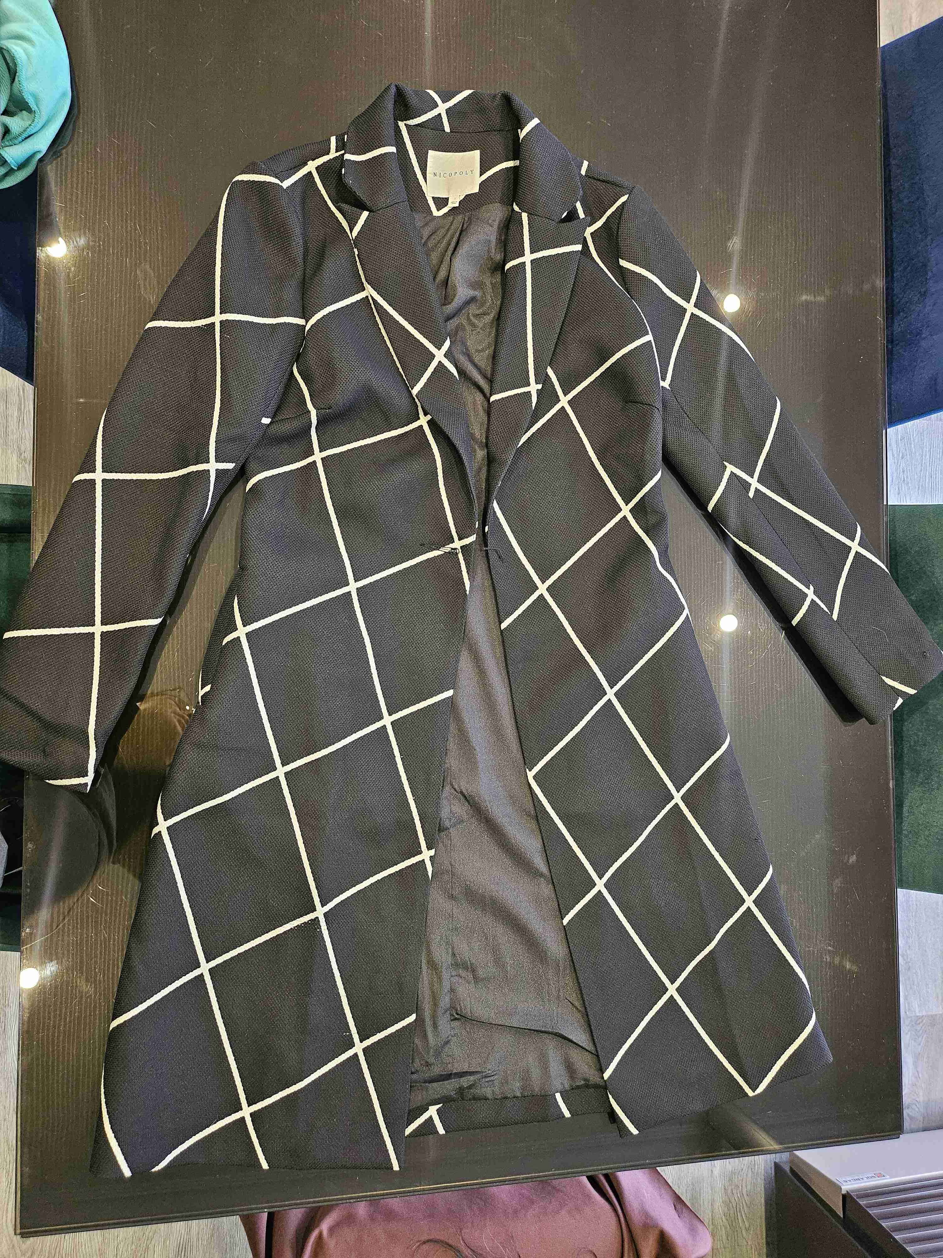 Blazer negro con diseño a cuadros