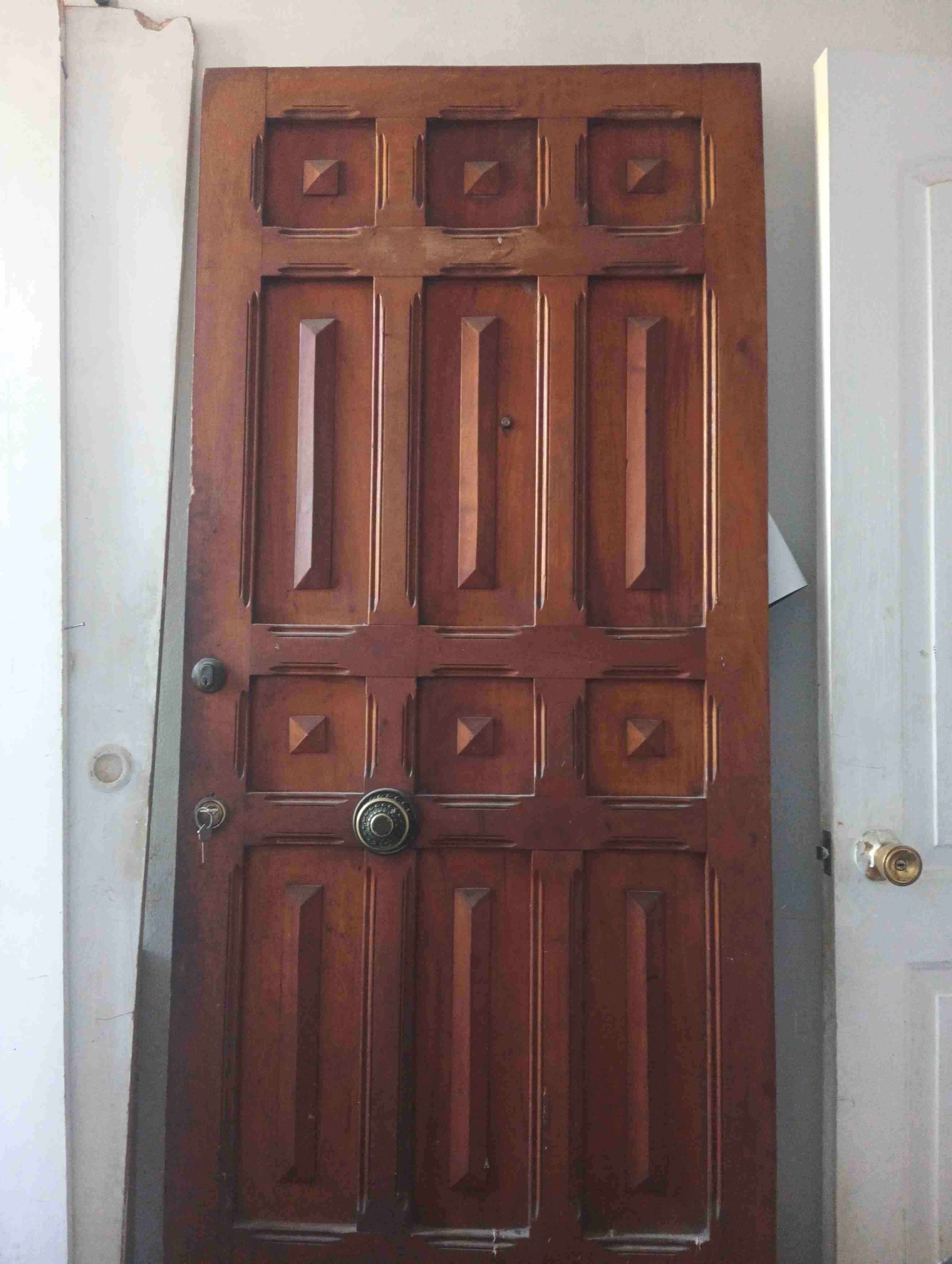 Puerta de madera sólida