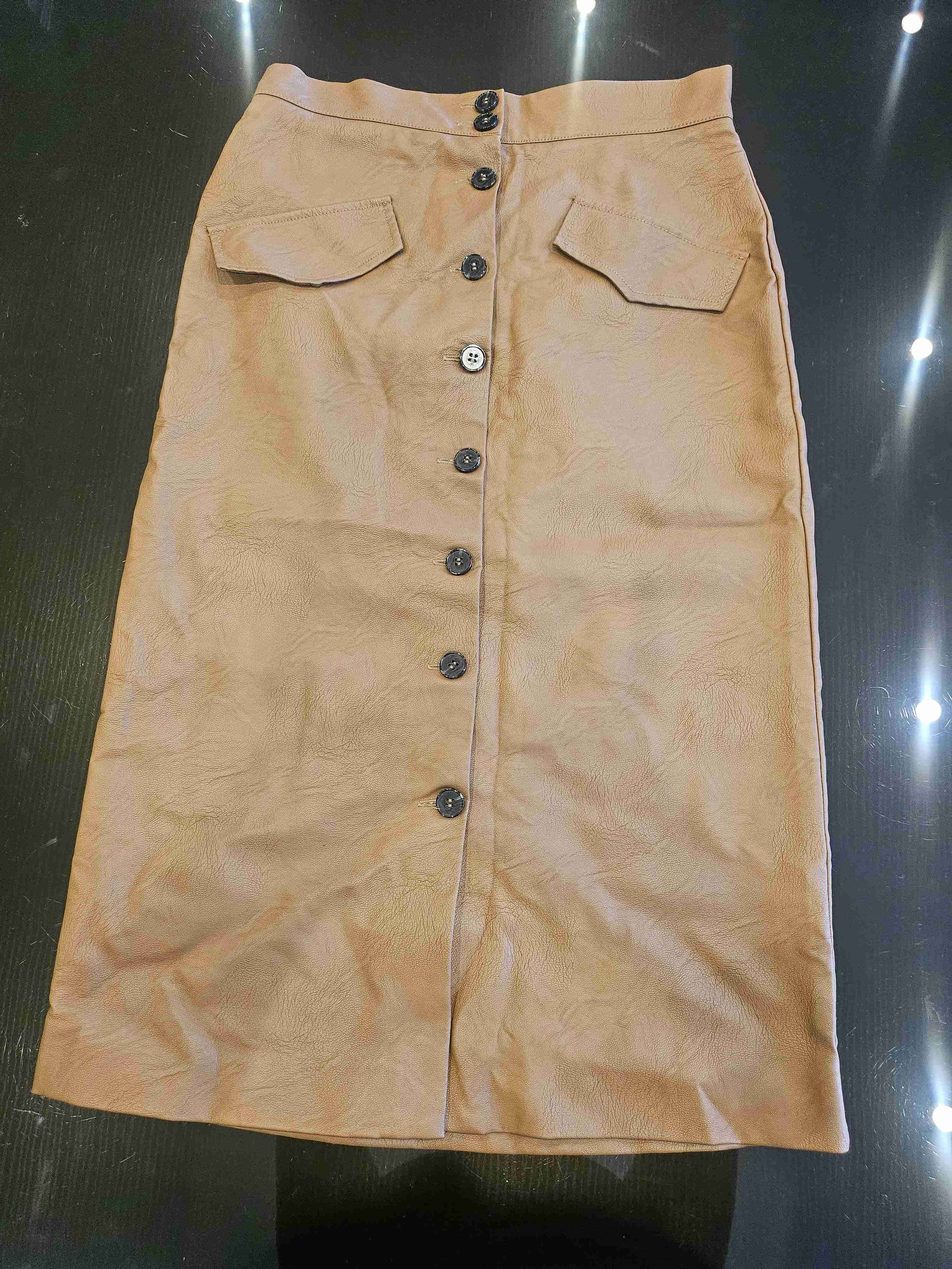 Falda beige con botones