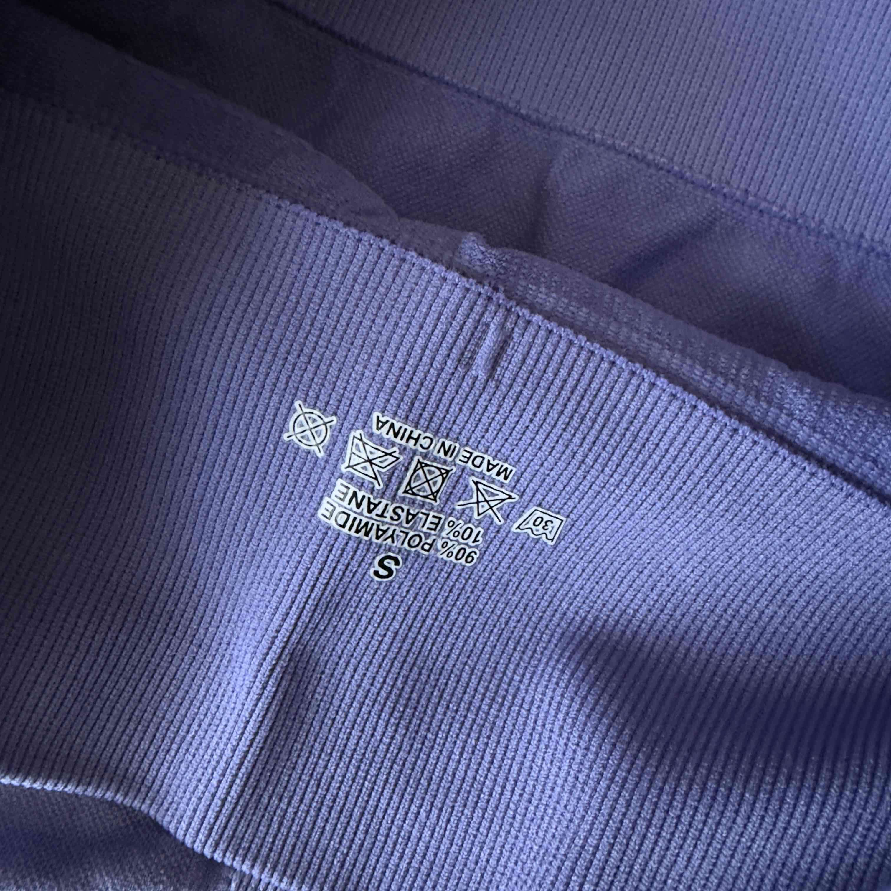 Leggings deportivos morados - 4