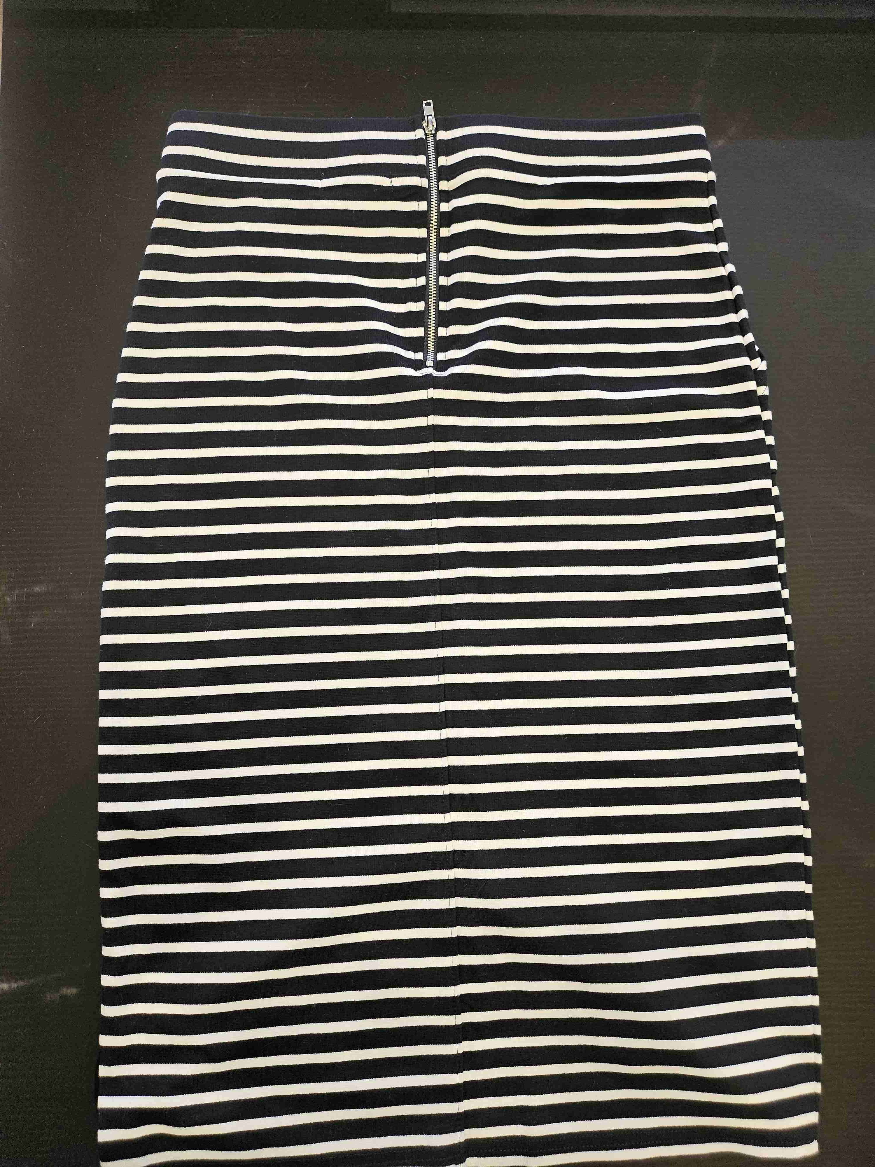 Falda negra con rayas blancas - miniatura 2