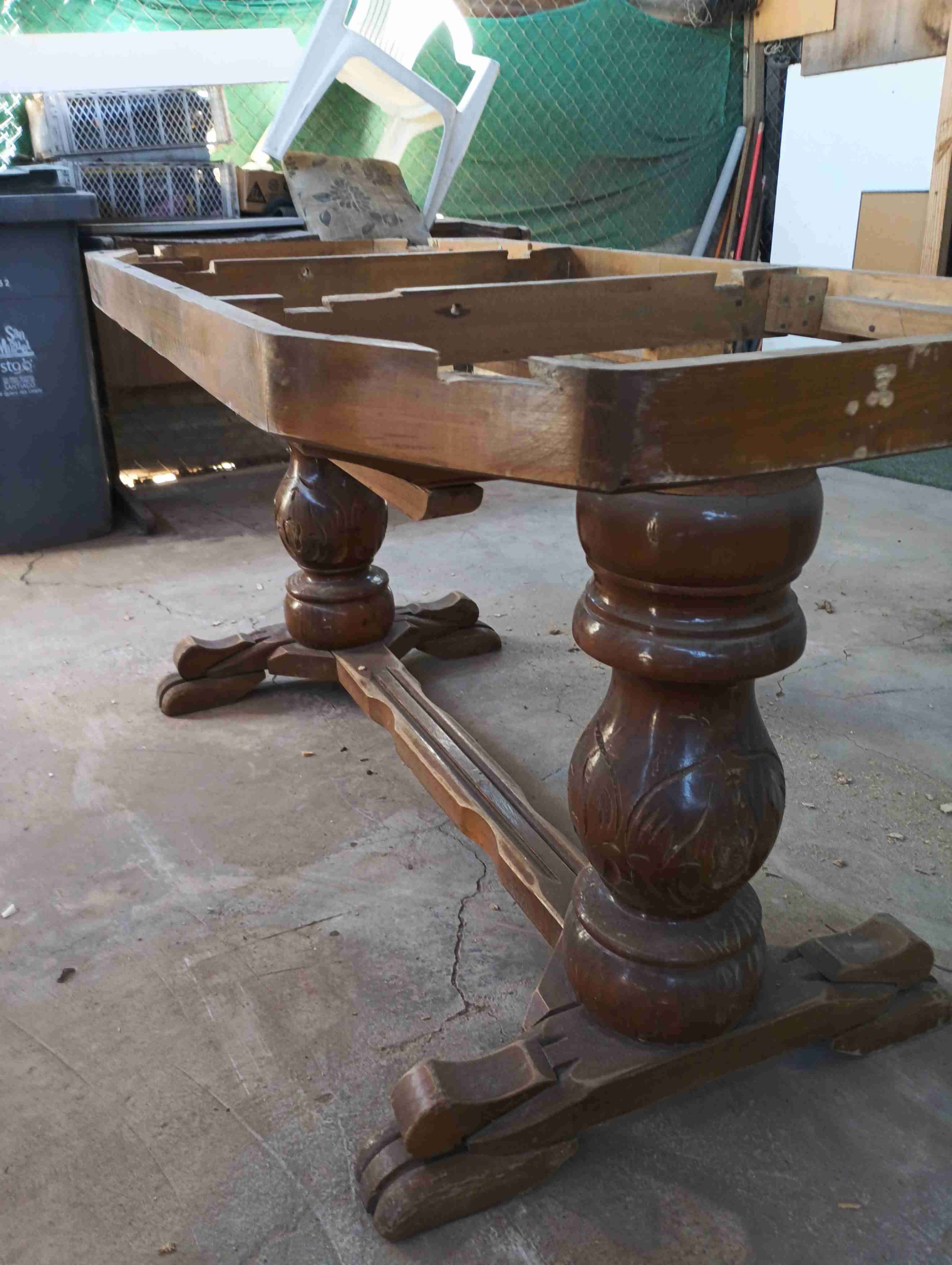 Base de mesa de madera tallada