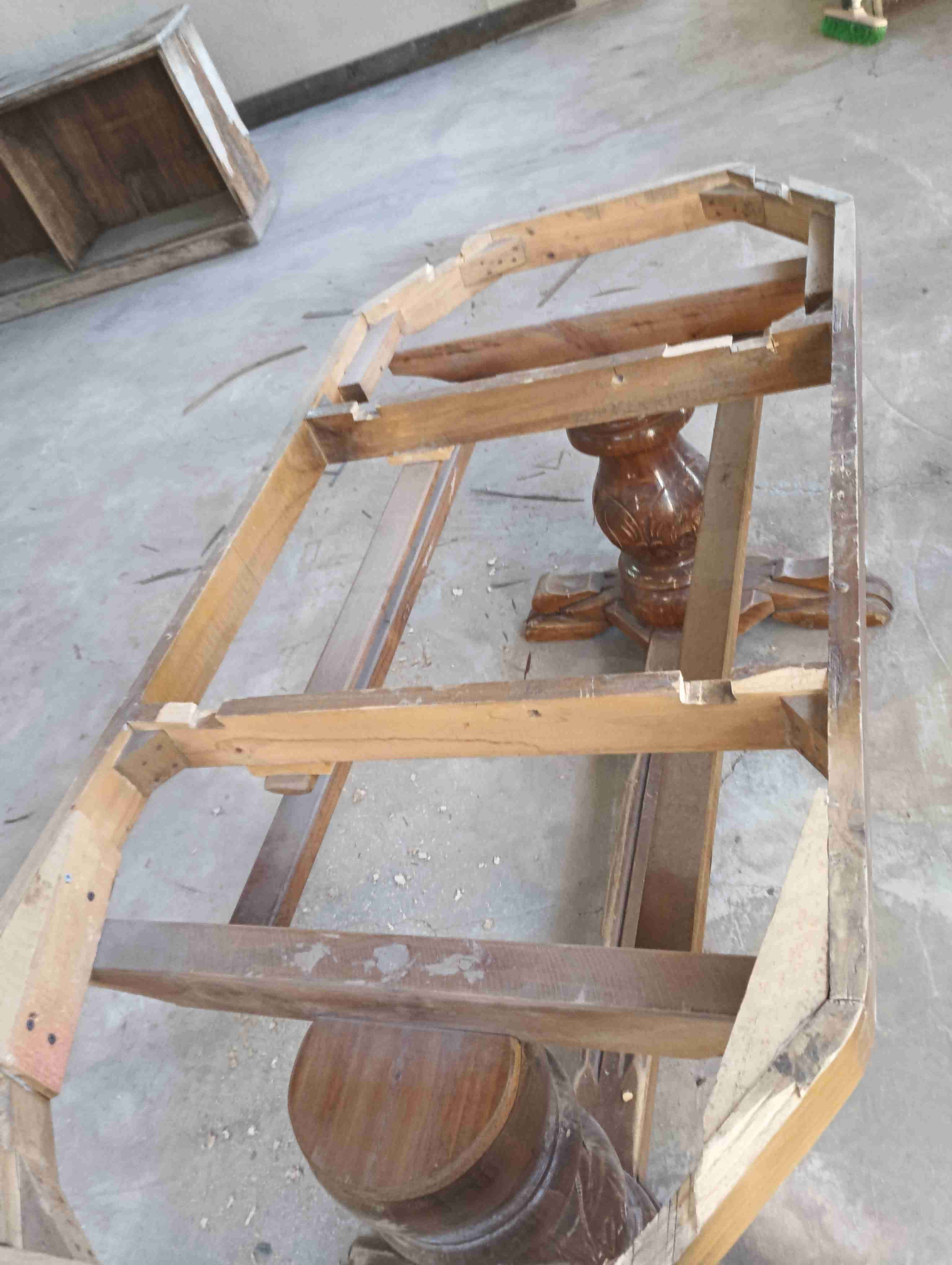 Base de mesa de madera tallada - 2