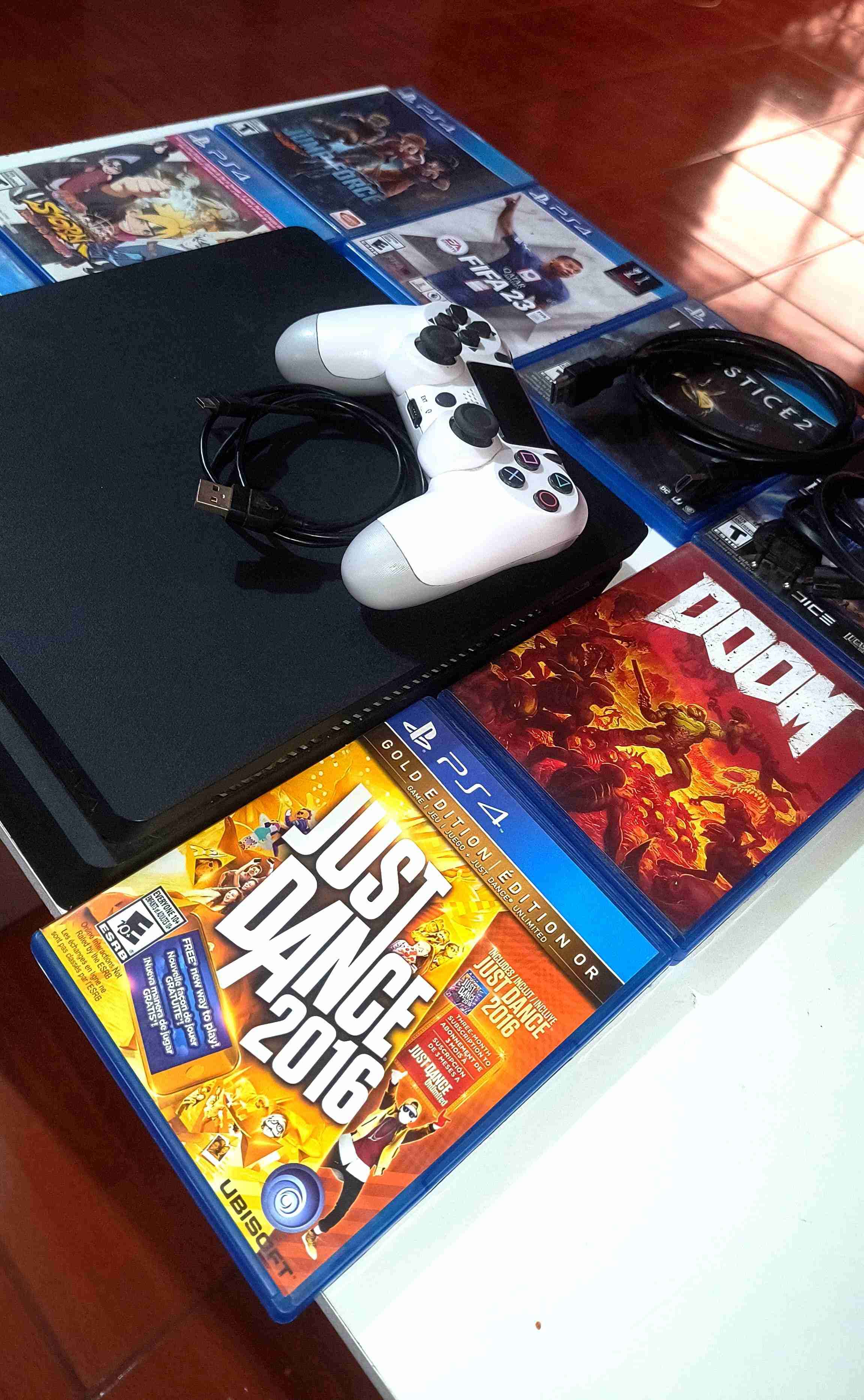 Consola PS4 con 8 juegos