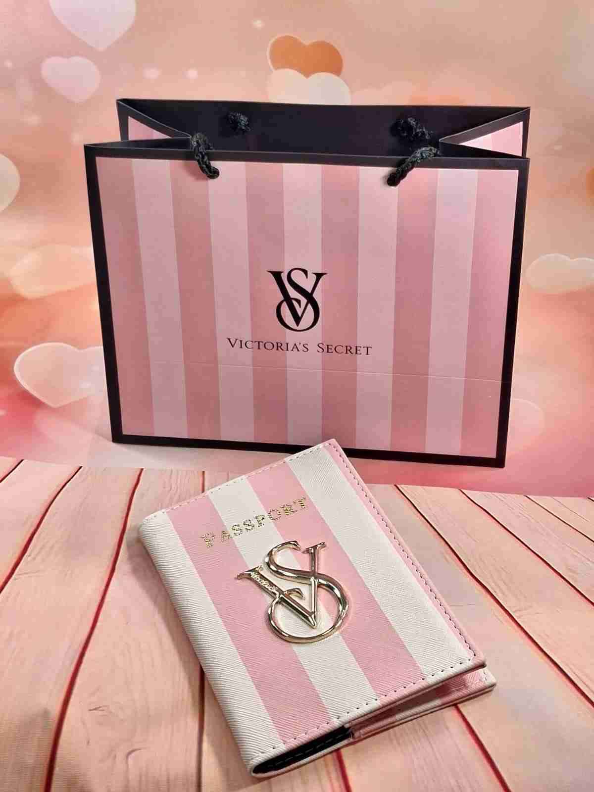 Porta pasaporte Victoria's Secret