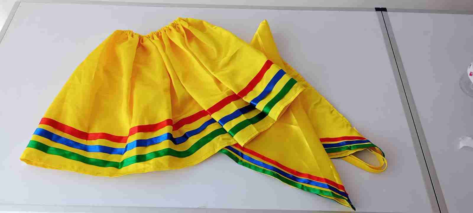 Falda amarilla con rayas coloridas