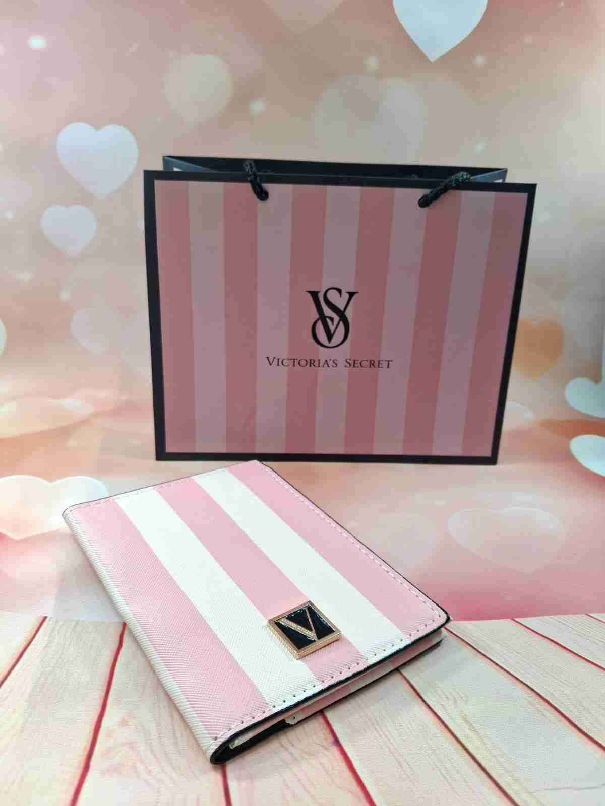 Porta pasaporte Victoria's Secret