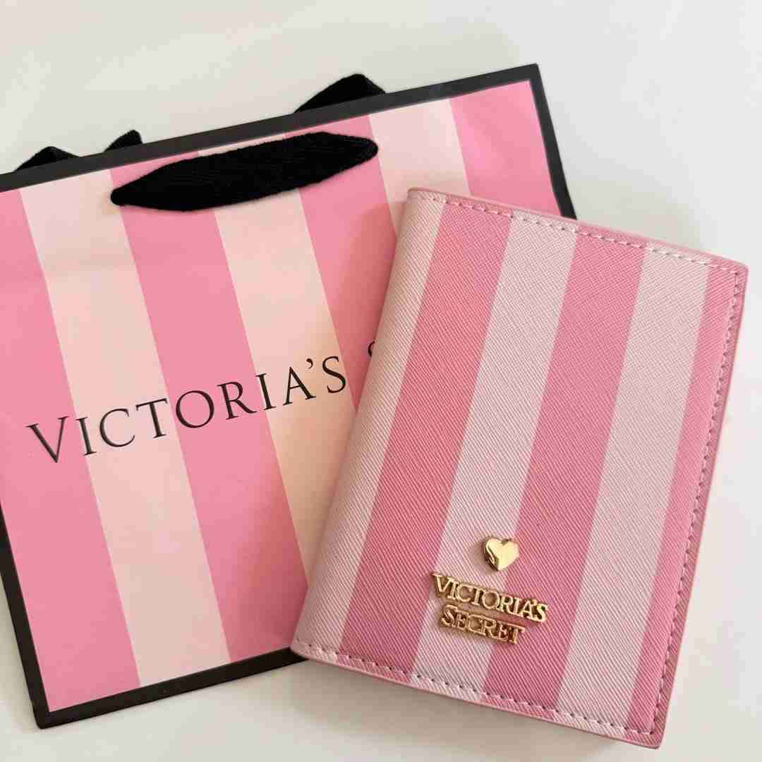 Porta pasaporte rosa Victoria's Secret