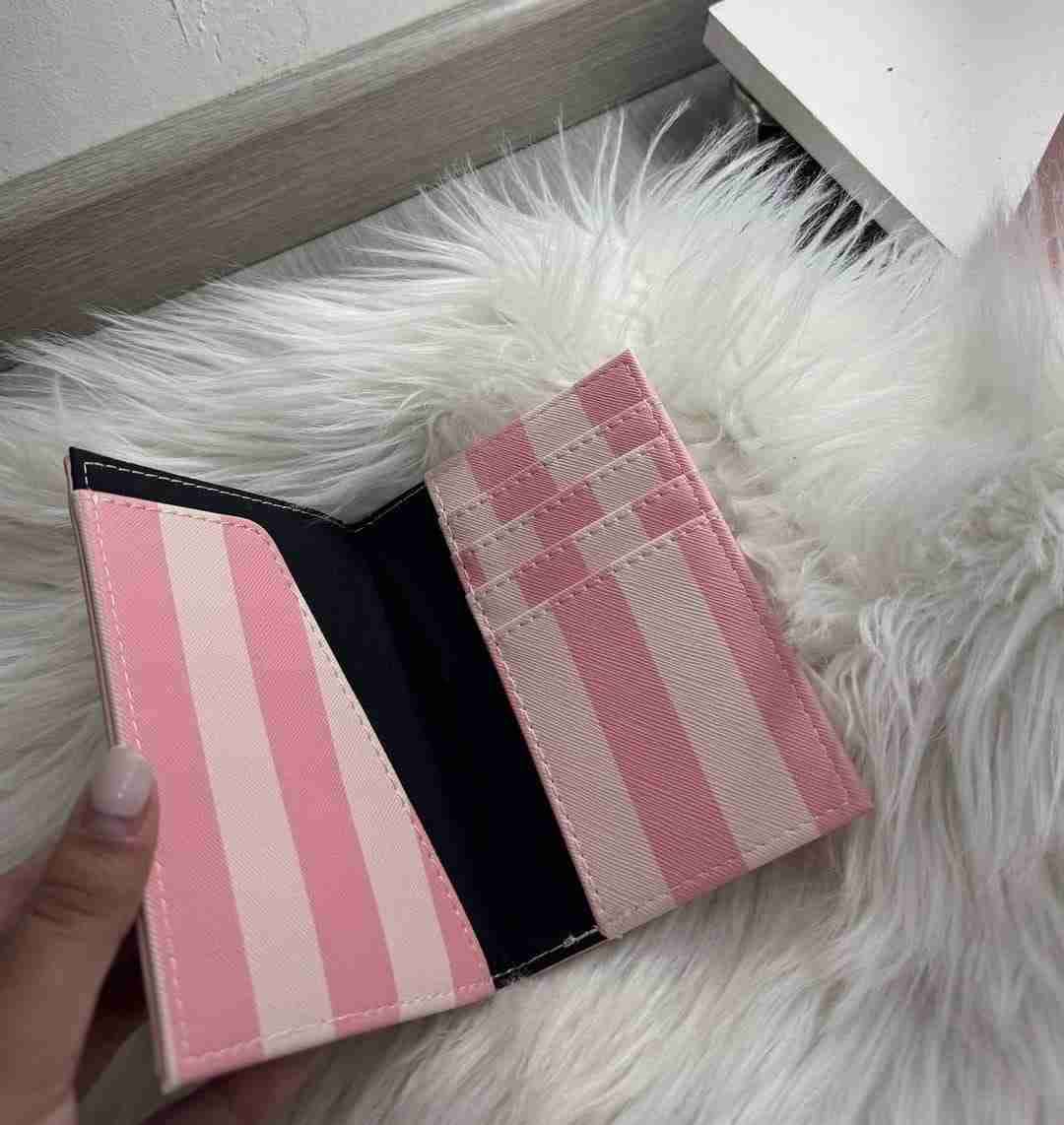 Porta pasaporte rosa Victoria's Secret - miniatura 2