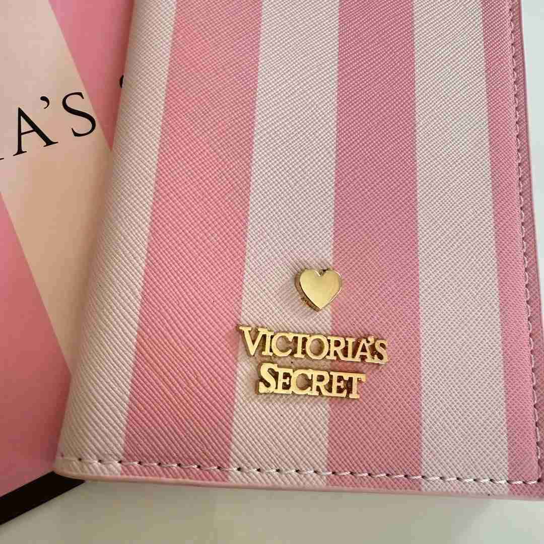 Porta pasaporte rosa Victoria's Secret - miniatura 3
