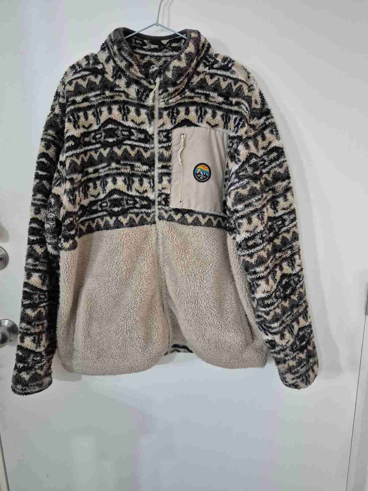 Chaqueta polar con diseño geométrico