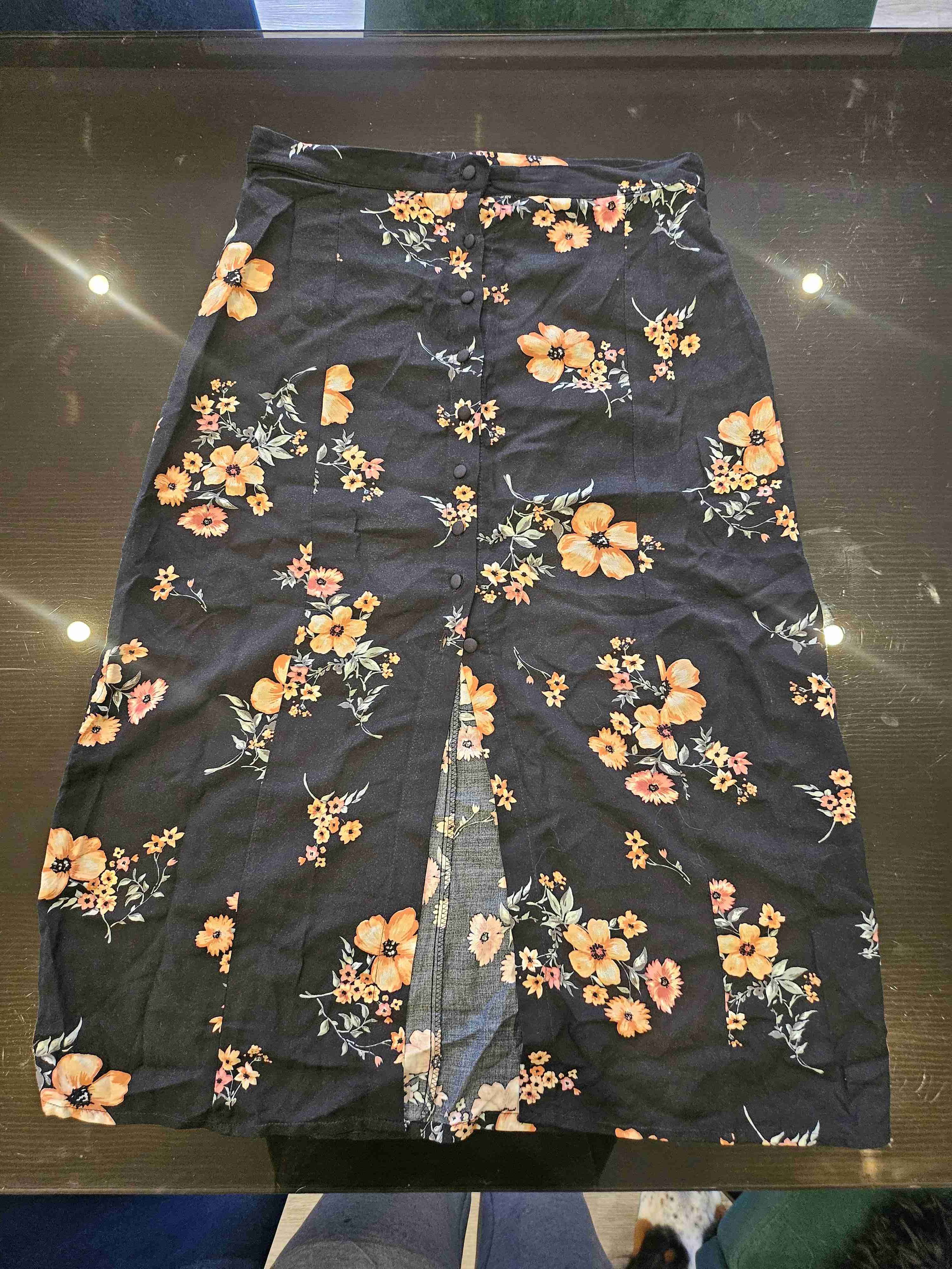 Falda midi floral negra