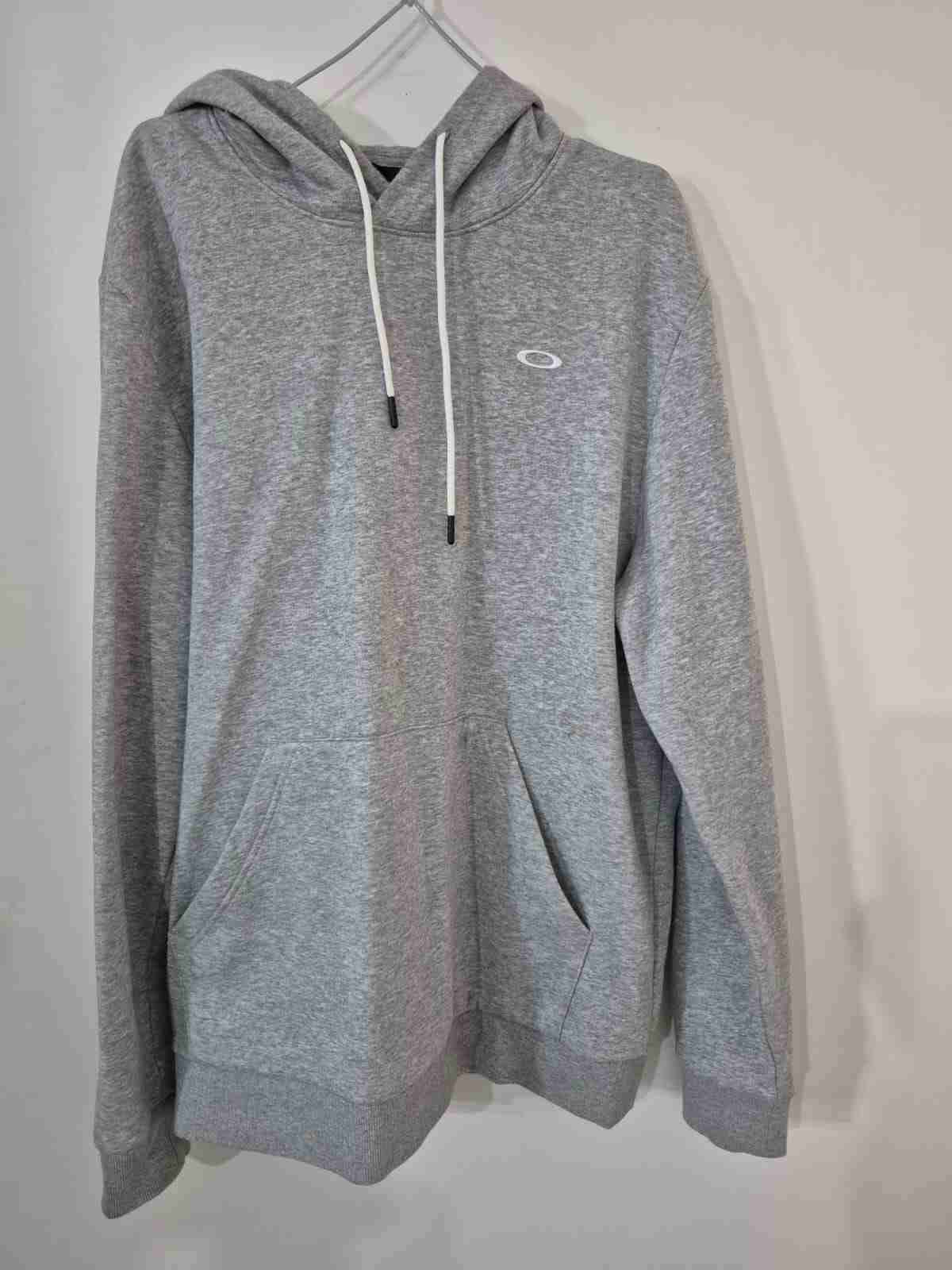 Polerón gris con capucha