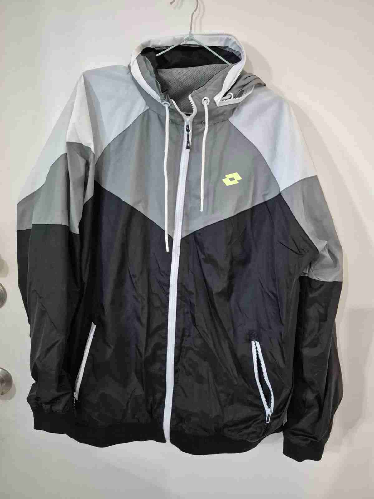 Cortaviento gris y negro