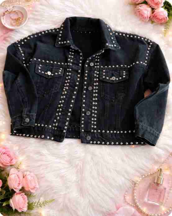 Chaqueta de mezclilla con tachas