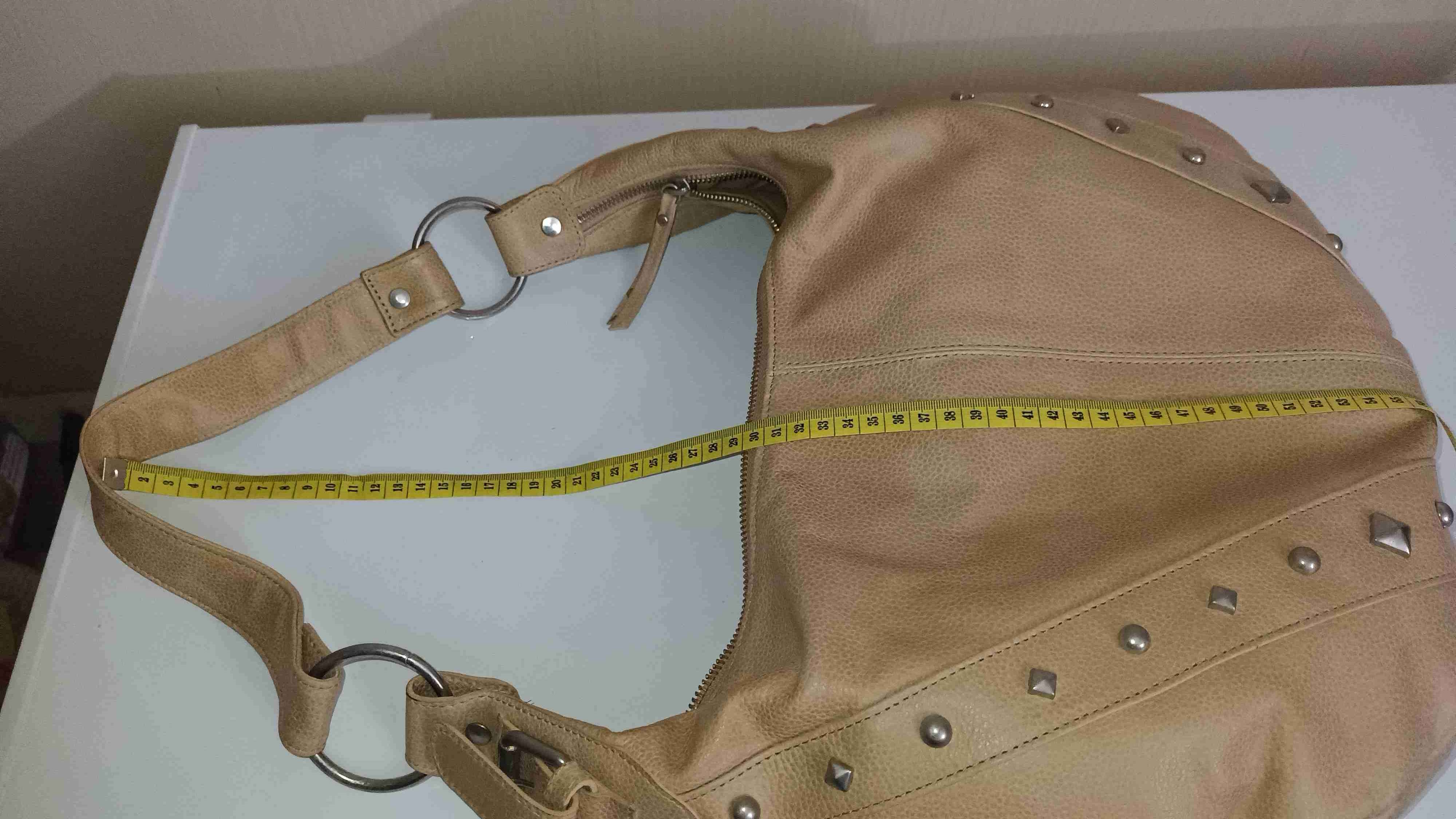 Cartera beige con tachas