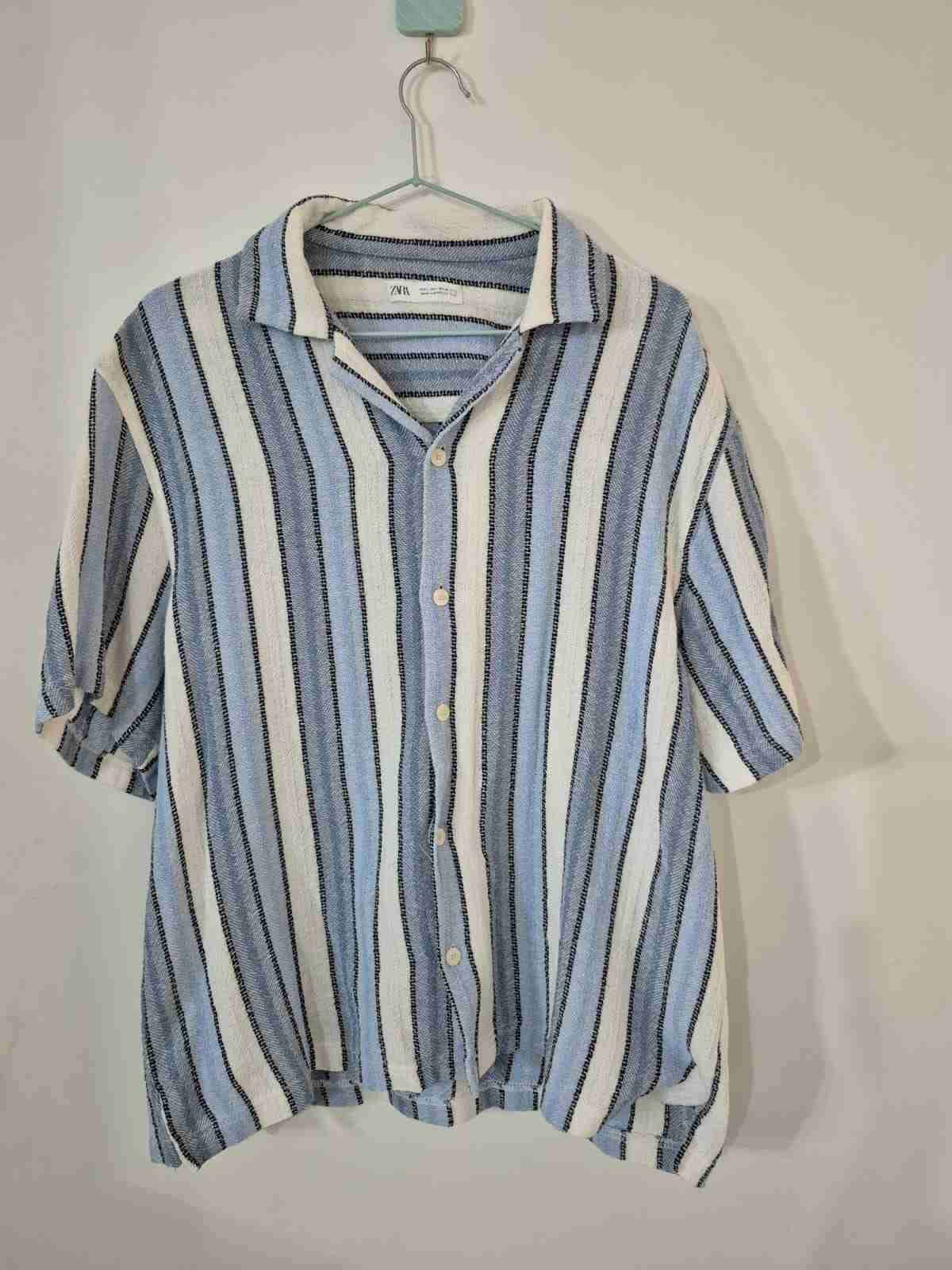 Camisa rayada azul y blanca