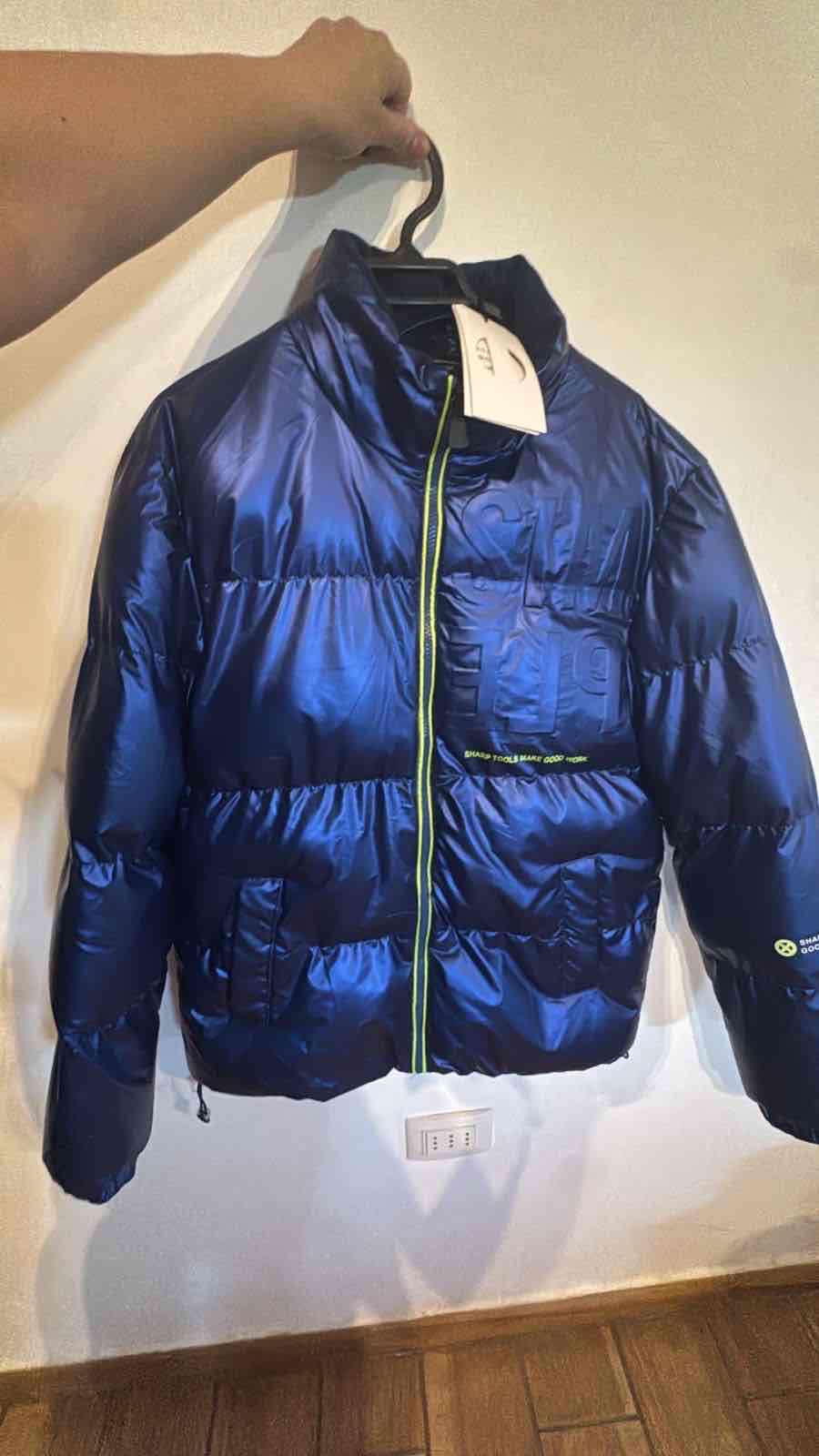 Chaqueta acolchada azul con cierre